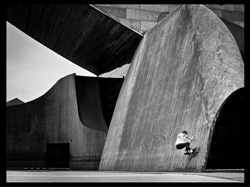 Auto-retrato de Fabiano Rodrigues em que fica evidente a relação do movimento das formas arquitetônicas com o skate ©Cortesia
