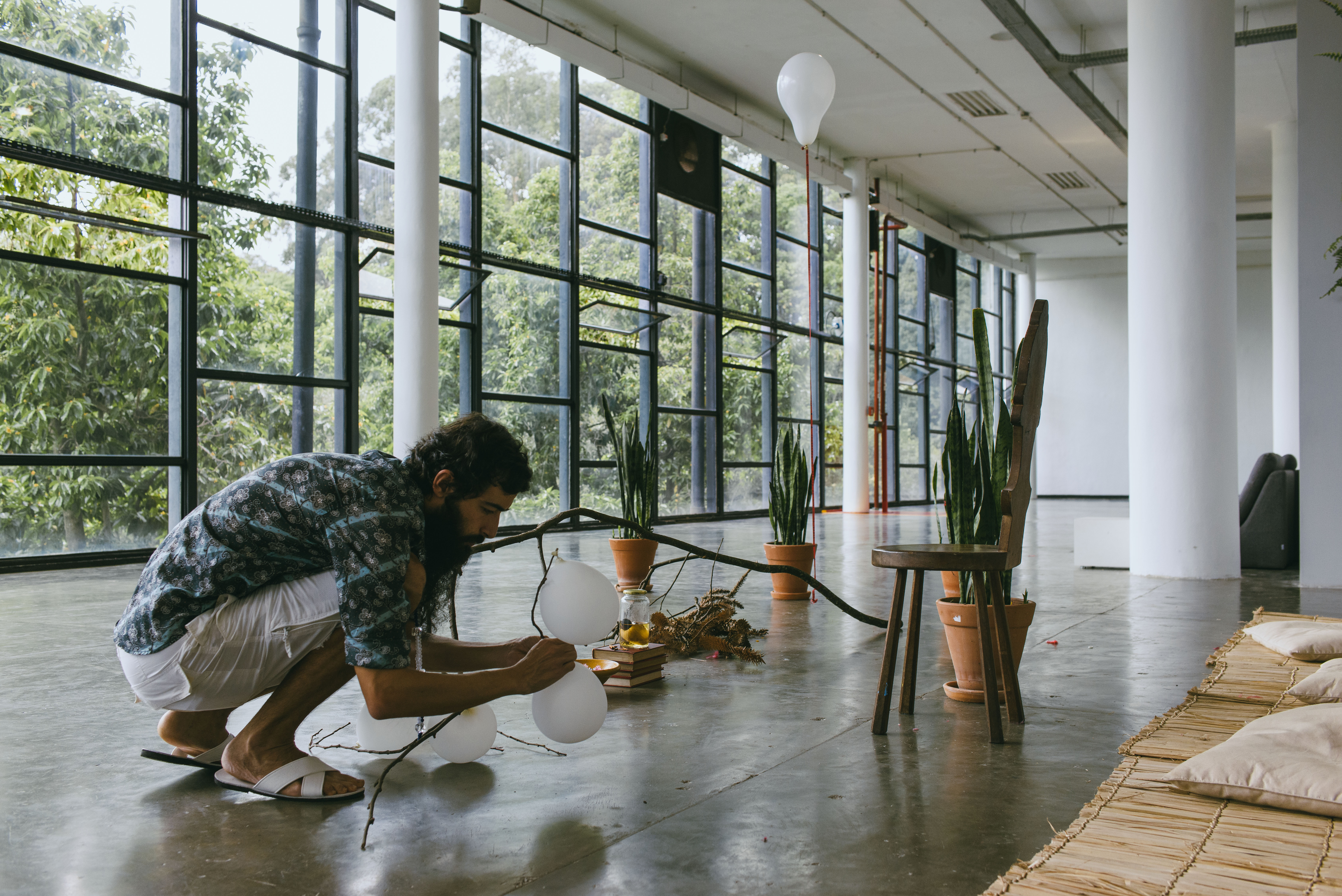 Performance de Arthur Scovino durante a última edição da Bienal, em 2014