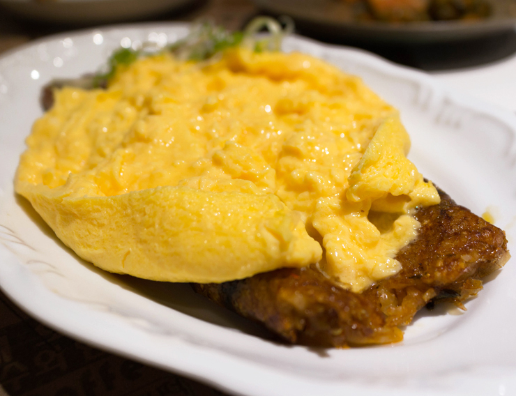 O Kimchi Bokumbap do Komah, prato com arroz tostadinho com caldo de porco e omelete por cima