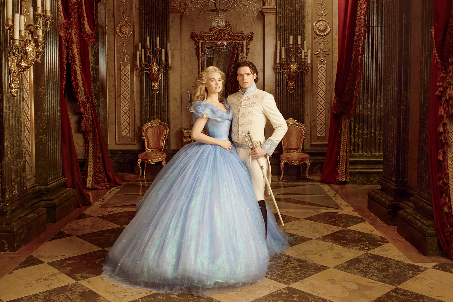 Lily James e Richard Madden no set de "Cinderela" ©Reprodução
