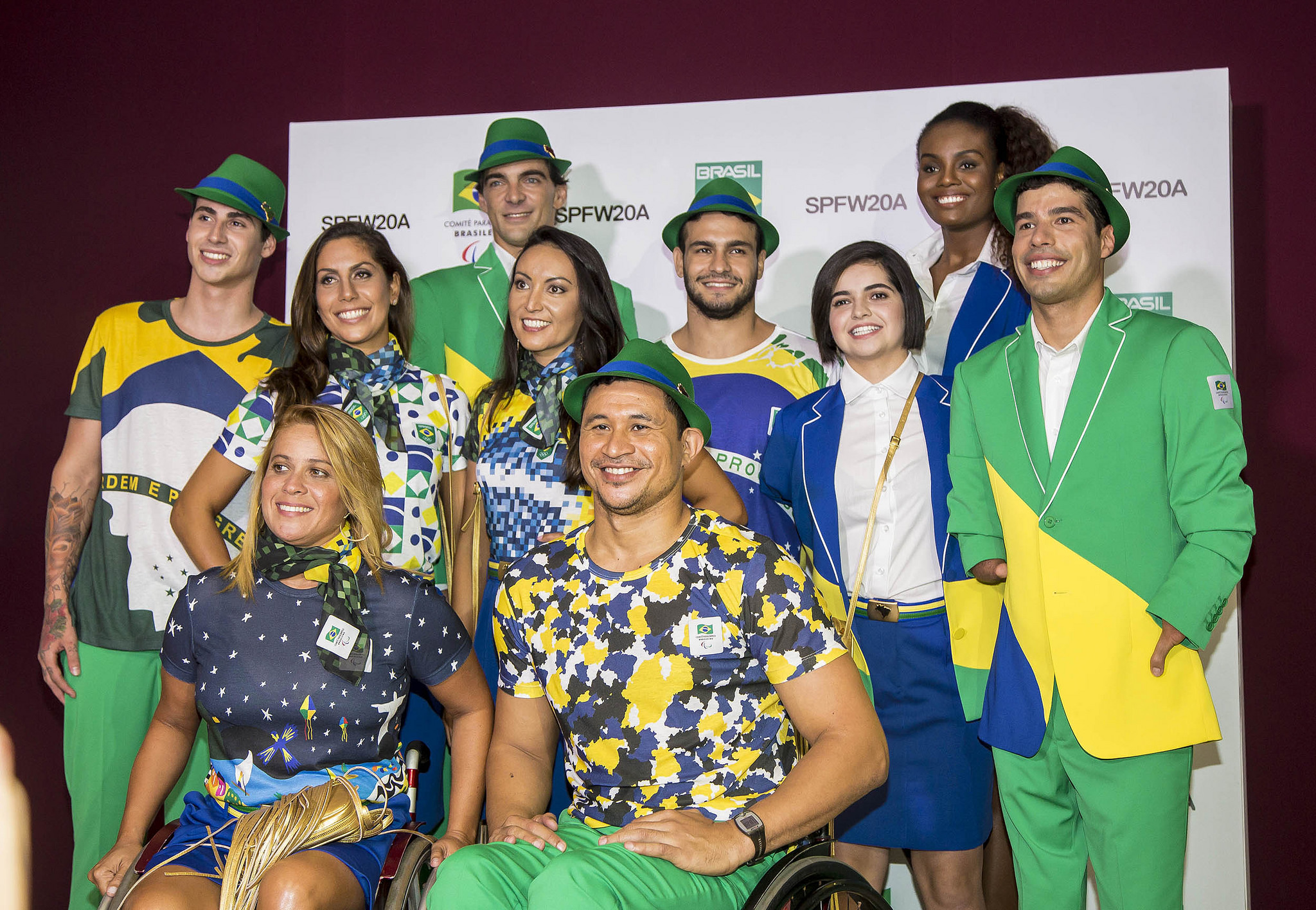 Atletas brasileiros vestem o uniforme assinado pela Amapô ©Graziella Batista/CPB/MPIX/Divulgação
