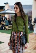 Bruna Tenório veste blusa e saia Coven, bota Animale e bolsa Balenciaga