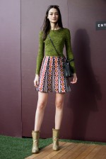 Bruna Tenório veste blusa e saia Coven, bota Animale e bolsa Balenciaga