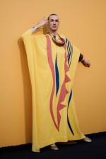 Dudu Bertolini veste bata Neon, colar Christine Yufon