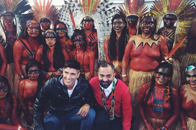 Índios Yawanawá com Reynaldo Gianecchini e Alberto Hiar no backstage da Cavalera ©Reprodução/Instagram