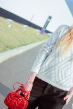 Maria Ilora veste look Coven, bolsa Animale e sapato Melissa