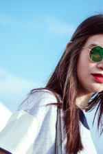 Lívia Araújo veste blusa Cruise, saia e bolsa 33, blazer Sacada e tênis Adidas