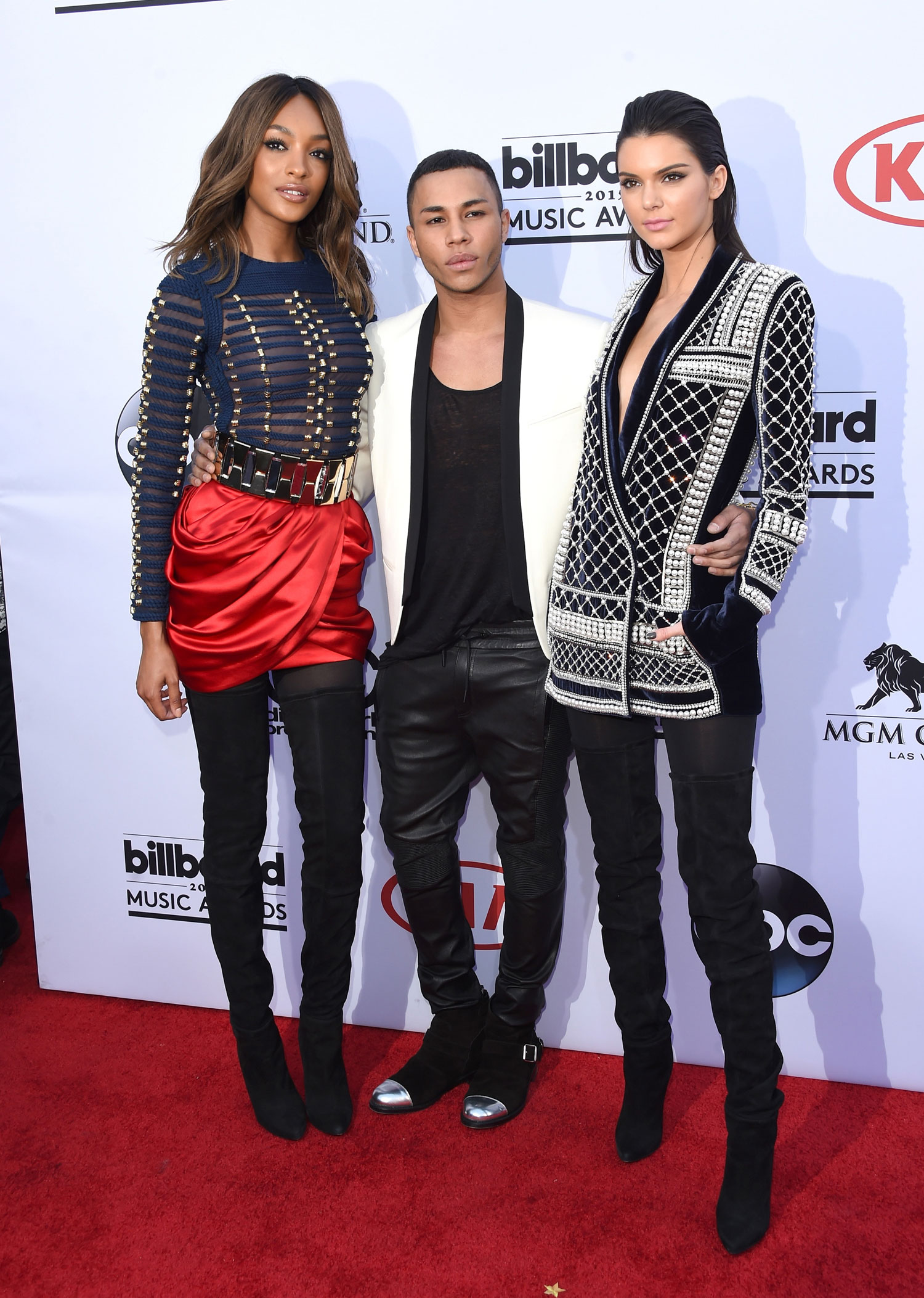 Jourdan Dunn, Olivier Rousteing e Kendall Jenner no red carpet do Billboard Music Awards ©Getty Images