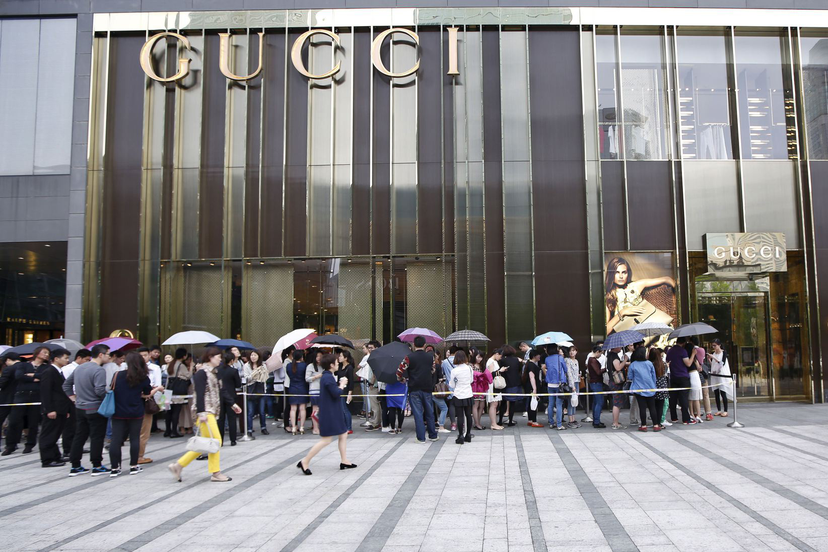 Chineses fizeram fila na porta da Gucci nessa quarta (27.05) ©Reprodução