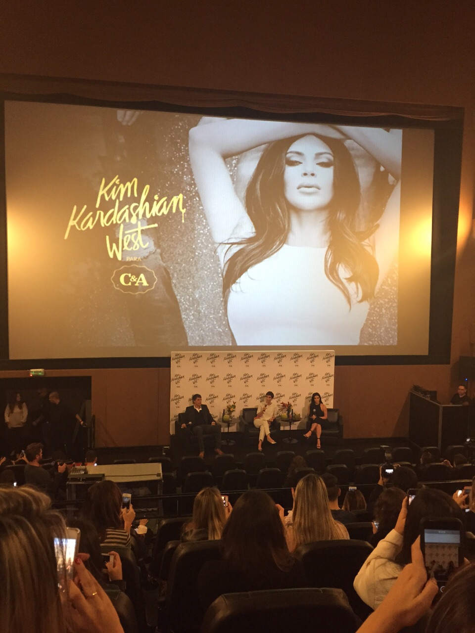 Kim-Kardashian-West-para-CEA-colecao-assinada-dia-dos-namorados-coletiva-kim