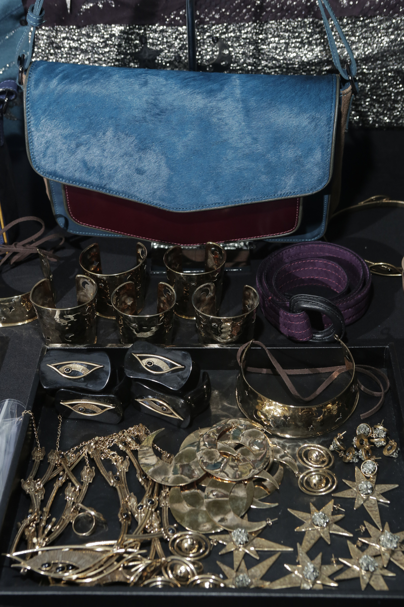 Brincos, braceletes e outros acessórios com símbolos místicos do desfile
