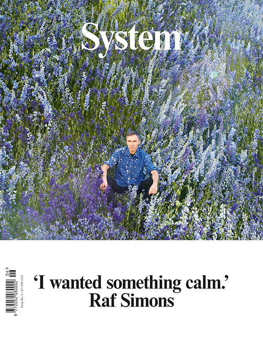 Capa da edição mais recente da System, com Raf Simons fotografado por Juergen Teller (Foto: Reprodução)