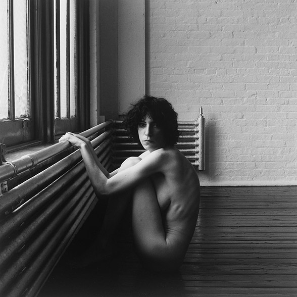 A cantora Patti Smith fotografa nua, em 1976, por Robert Mapplethorpe