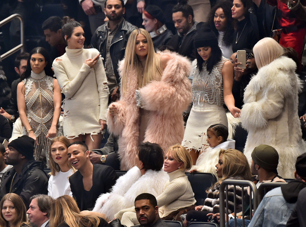 A família Kardashian foi toda de branco e rosa com looks assinados por Olivier Rousteing, by Balmain