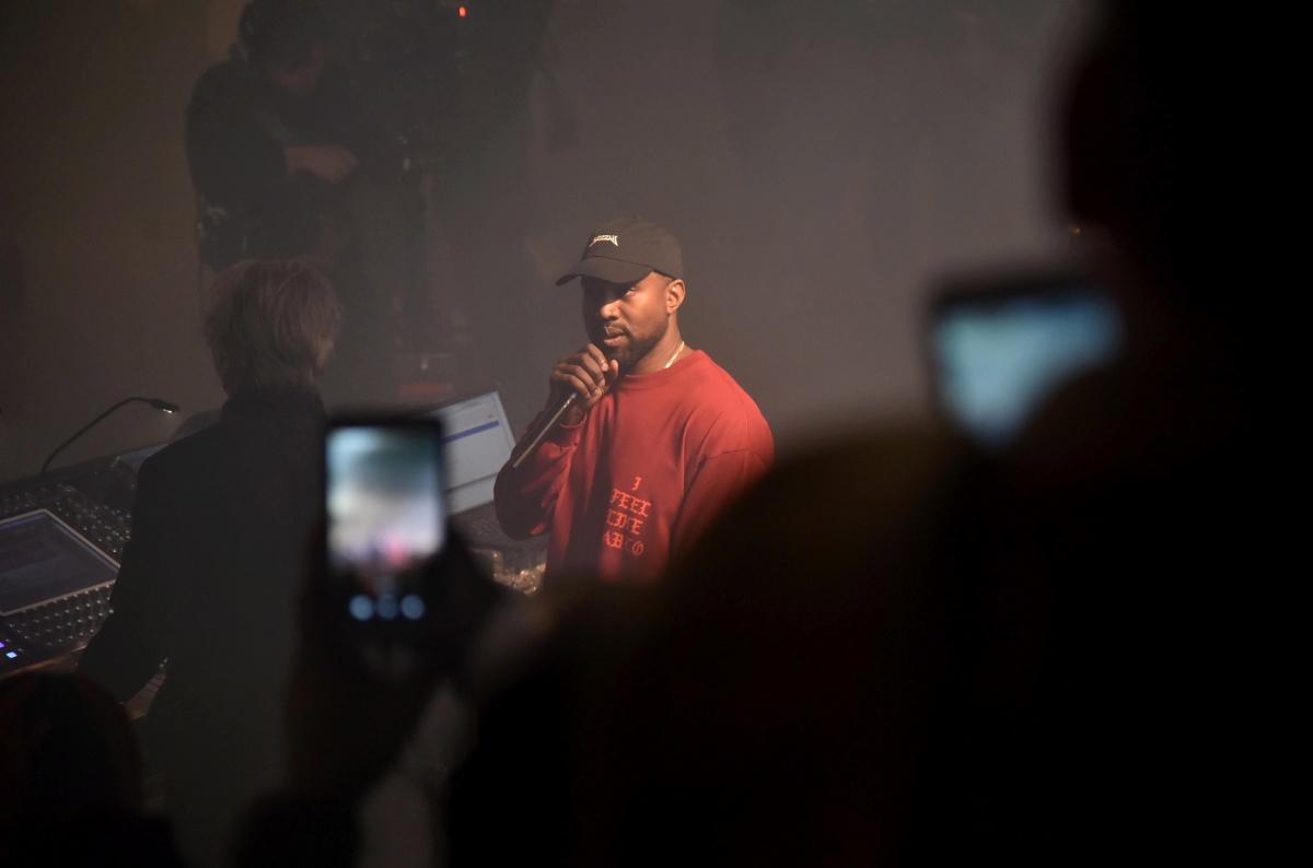 Kanye West faz agradecimentos durante o desfile da Yeezy para o Inverno 2017, em Nova York