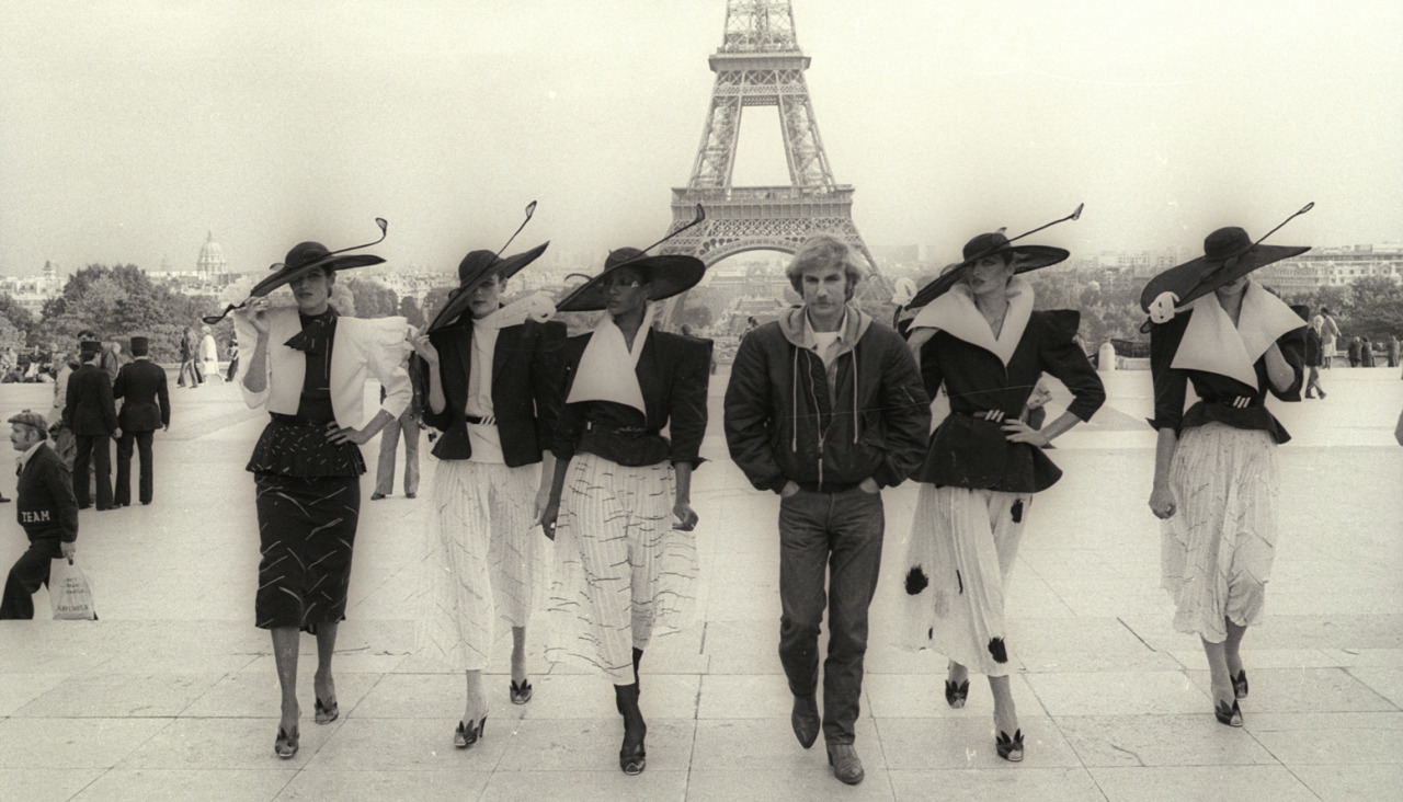 Claude Montana, importante estilista francês nos anos 80, desconhecido para muita gente, em imagem de 1979, parte do doc ©Reprodução