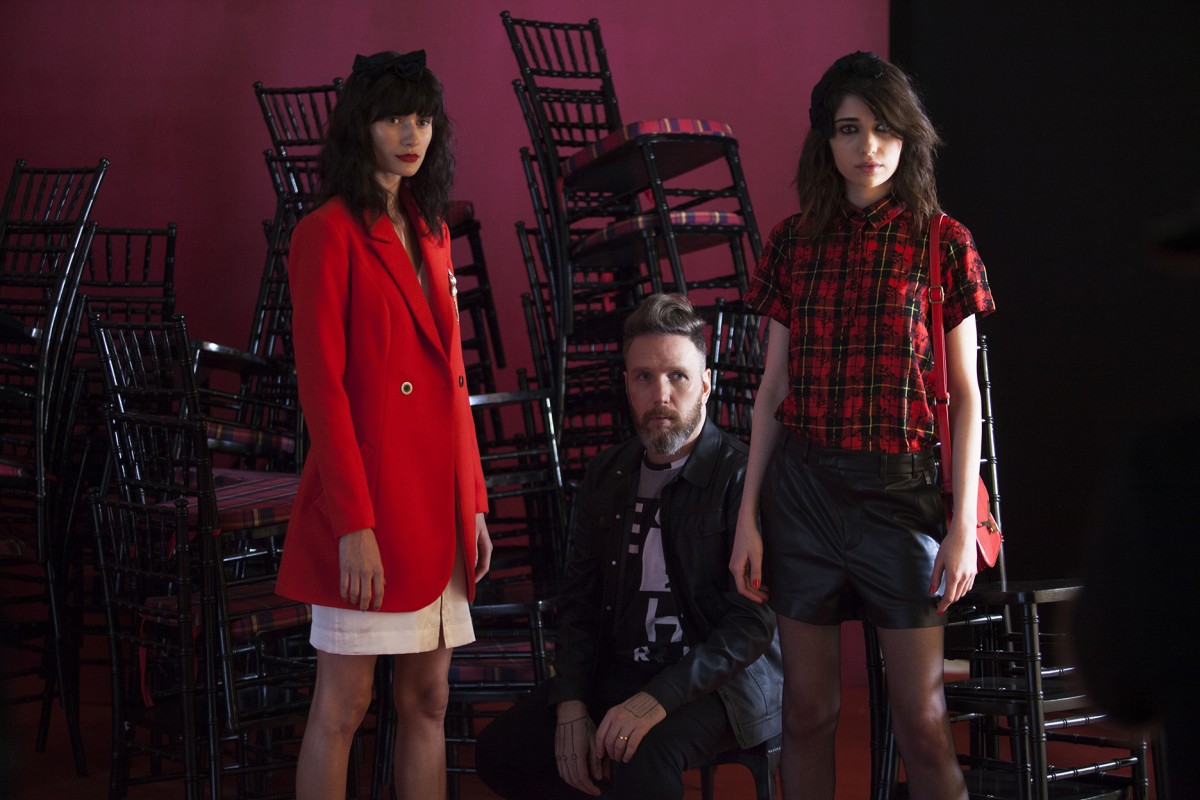 Herchcovitch entre looks da sua coleção para a C&A ©Cortesia