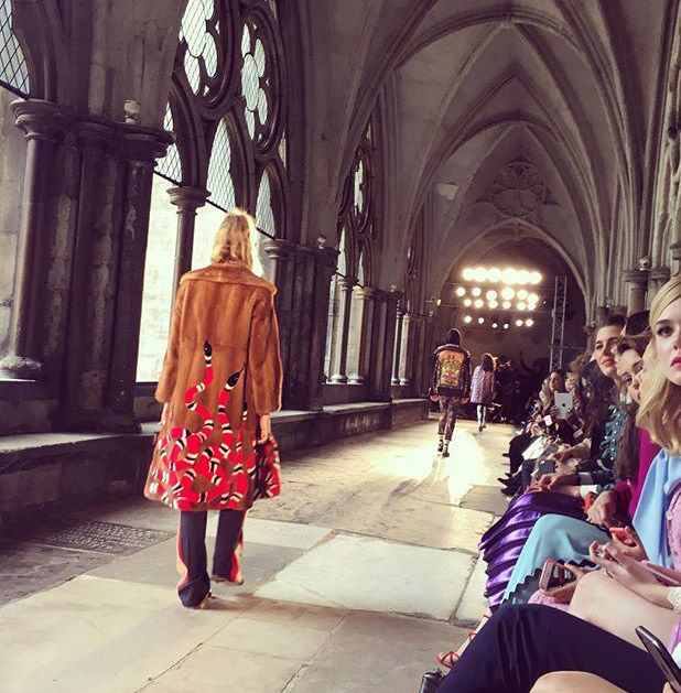 O corredor do claustro da Abadia de Westminster, onde aconteceu o desfile da Gucci ©Reprodução