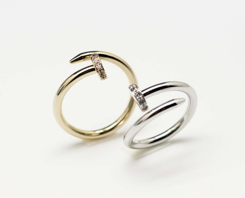 O anel em forma de prego da Cartier, que Rei deu a ele ©Reprodução