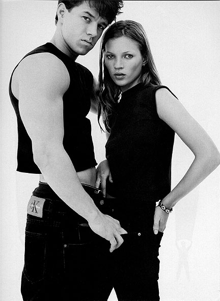 Campanha dos anos 90 da Calvin Klein com o sarado Mark   Wahlberg e Kate Moss  ©Reprodução