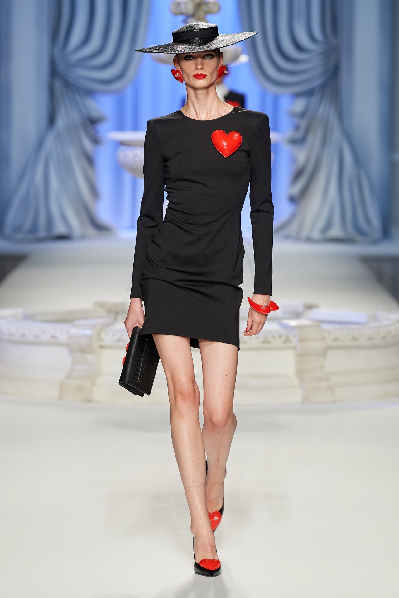 00001-moschino-spring-2023-ready-to-wear-credit-gorunway