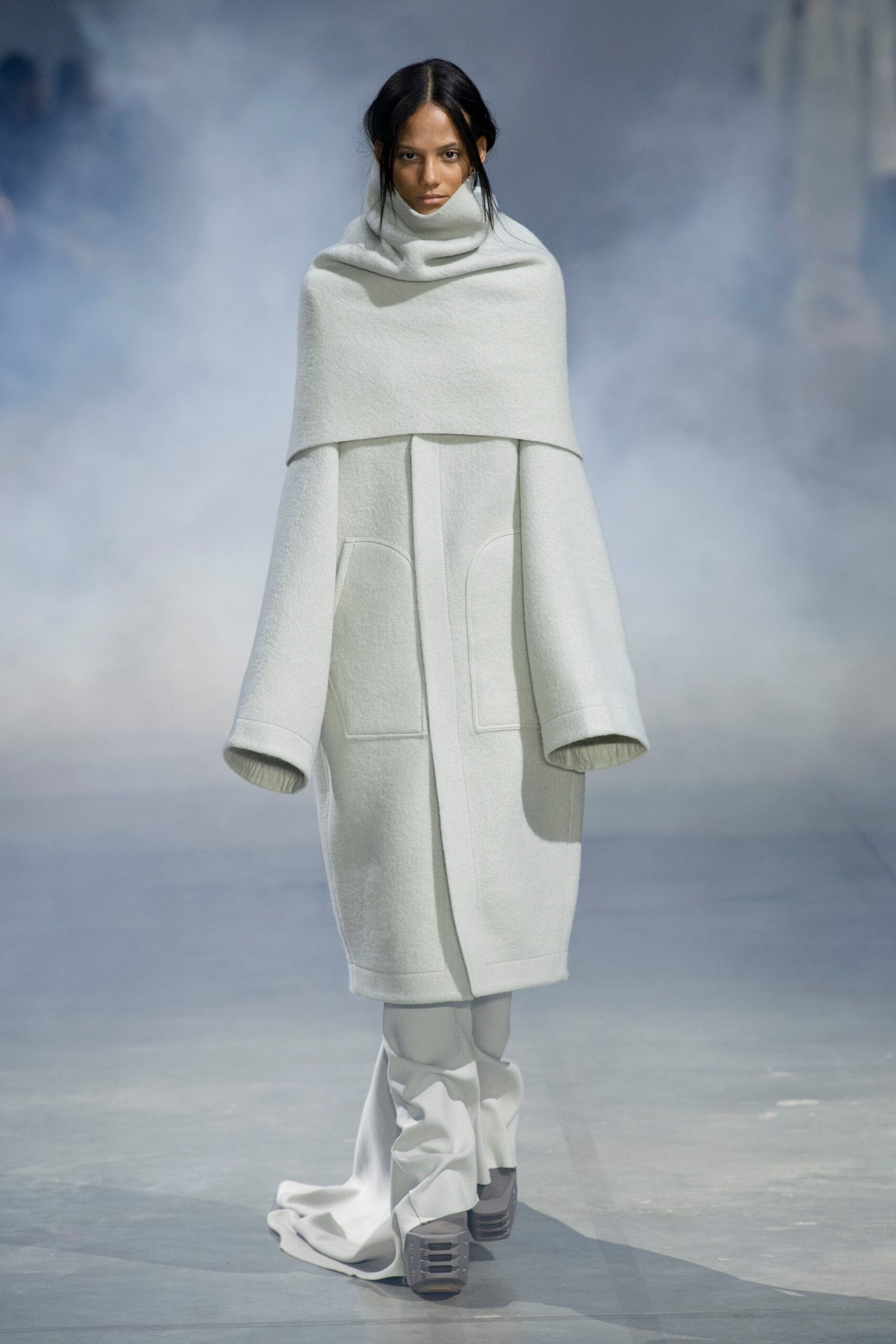 00001-rick-owens-fall-2022-ready-to-wear-paris-credit-gorunway-3.jpg