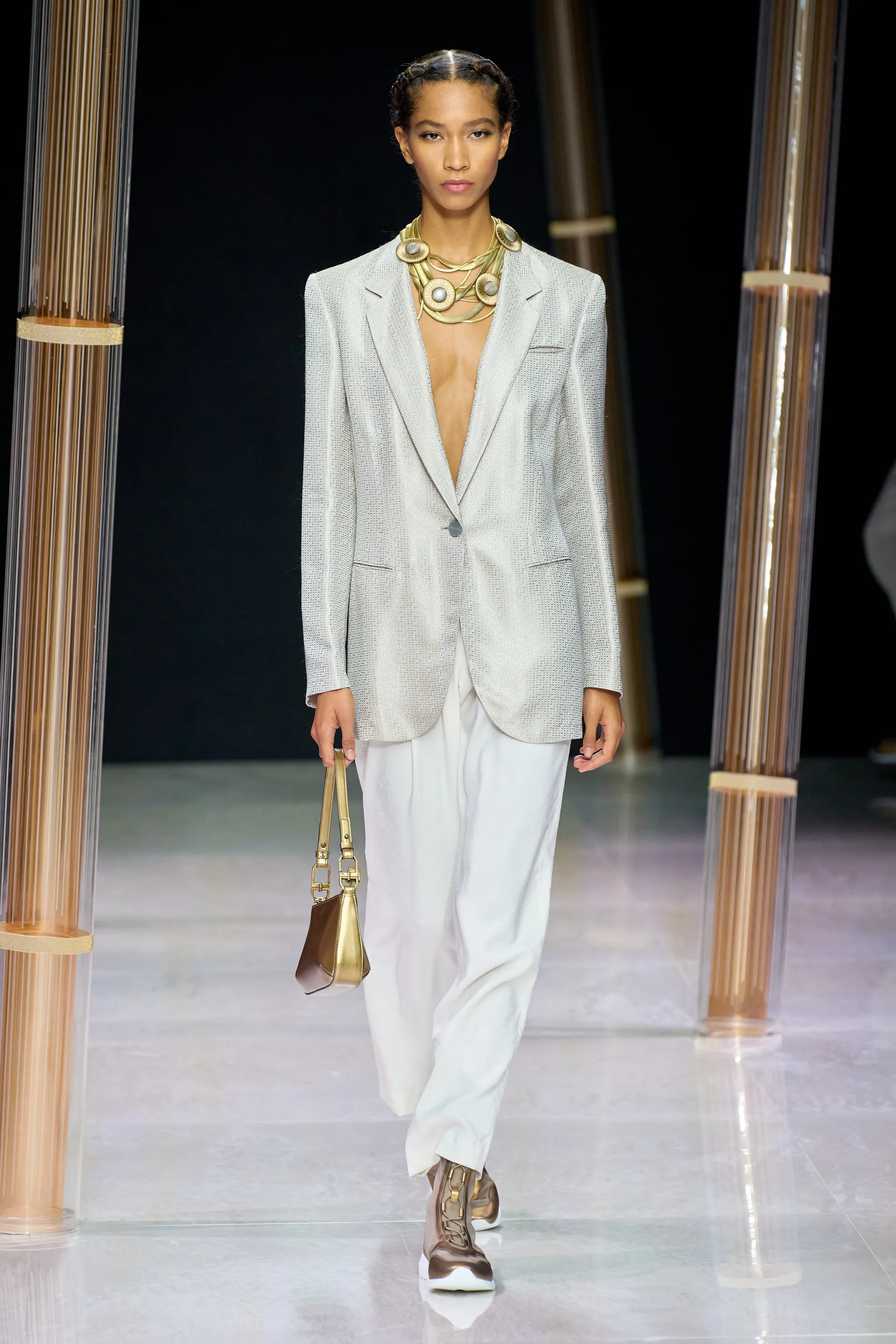 00002-giorgio-armani-spring-2023-ready-to-wear-credit-gorunway