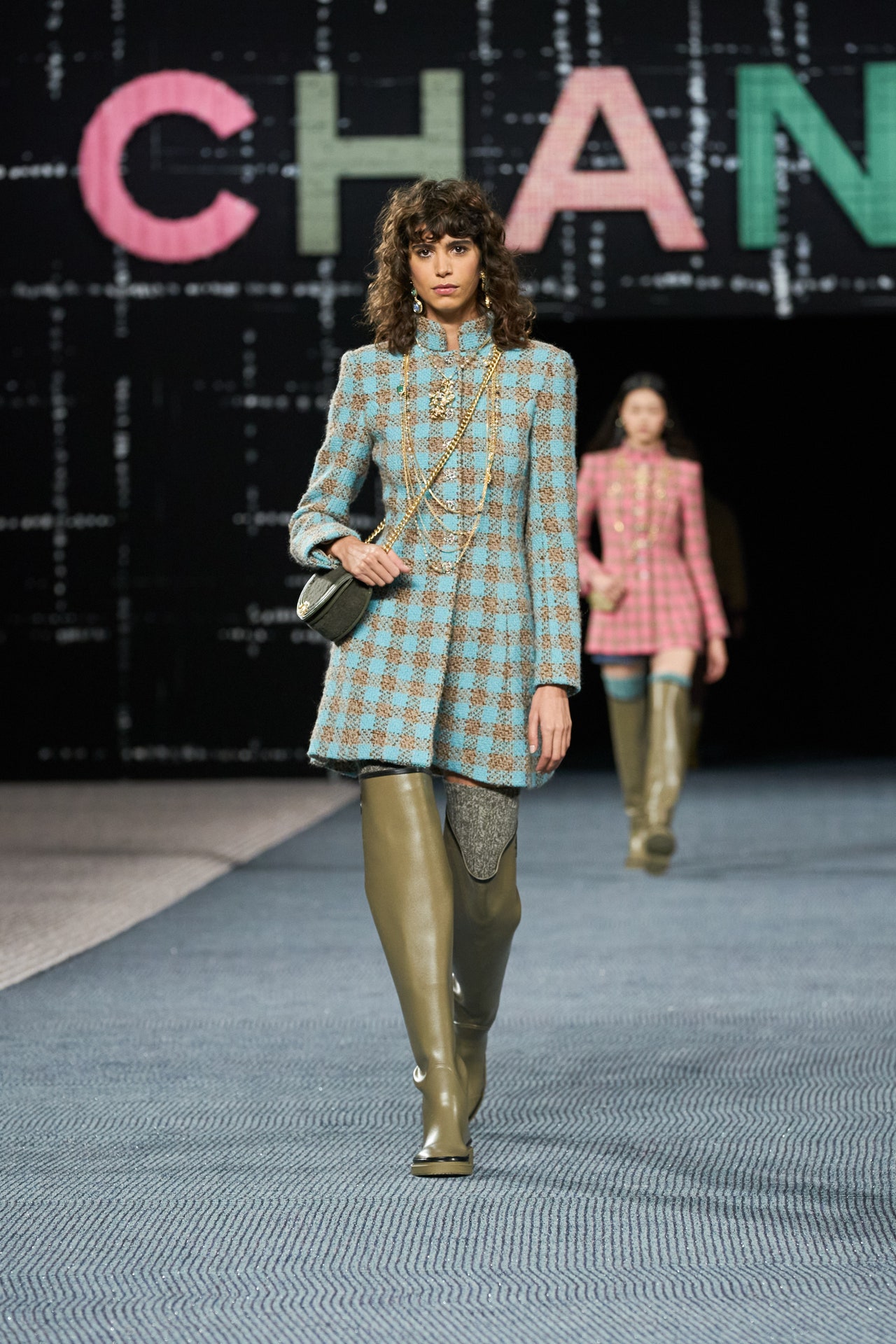 00003-chanel-fall-2022-ready-to-wear-paris-credit-gorunway-1.jpeg