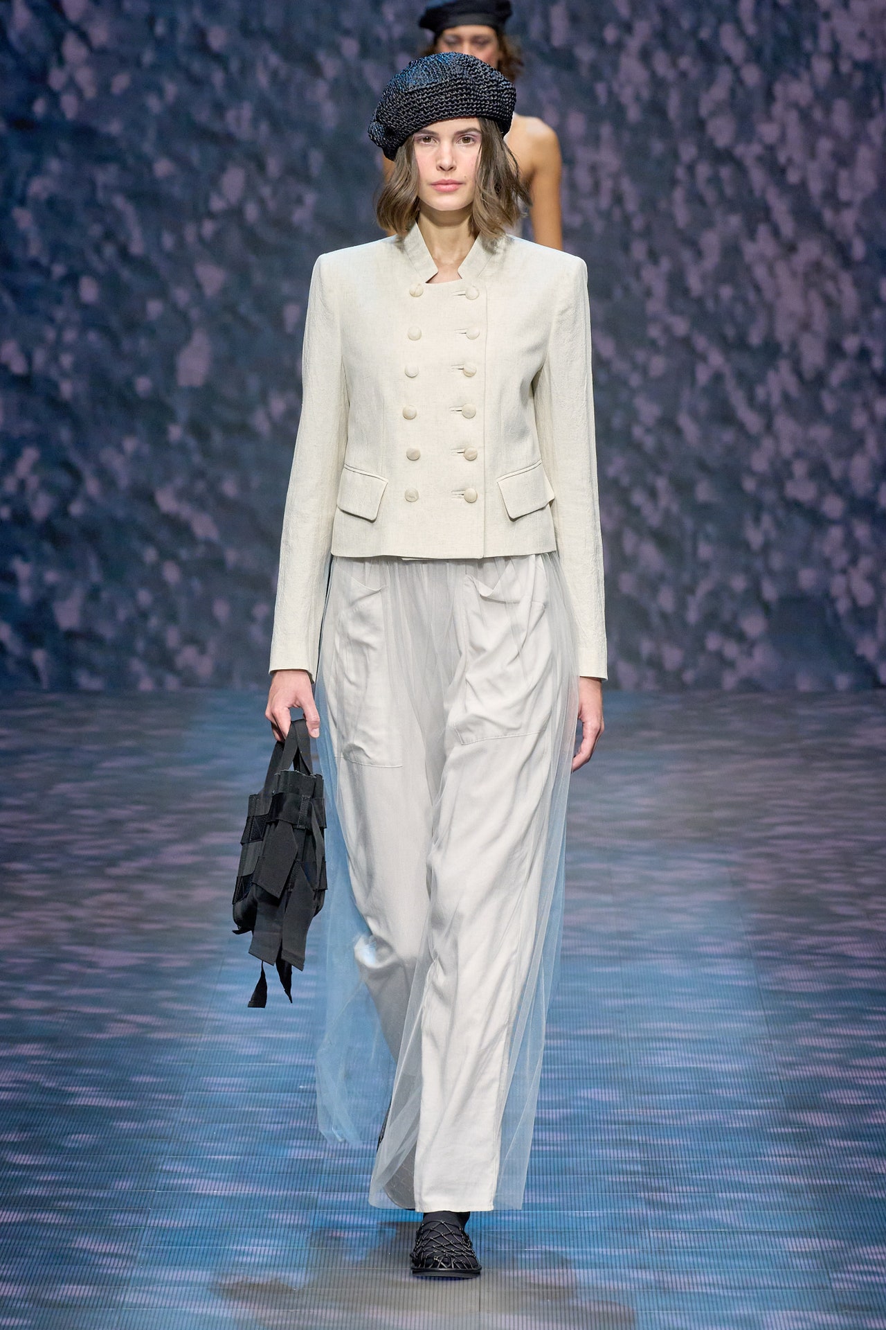 00003-emporio-armani-spring-2023-ready-to-wear-credit-gorunway