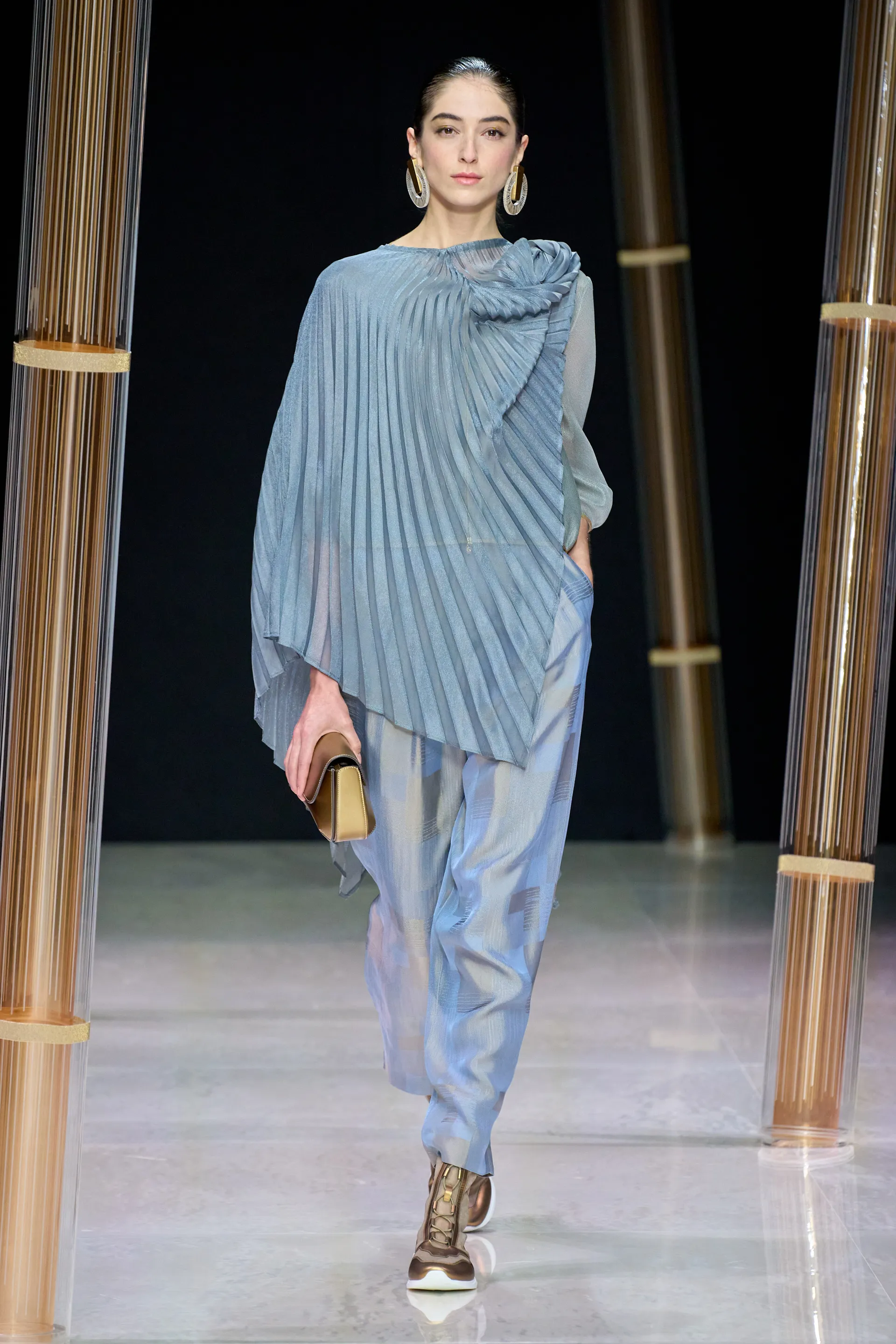 00004-giorgio-armani-spring-2023-ready-to-wear-credit-gorunway