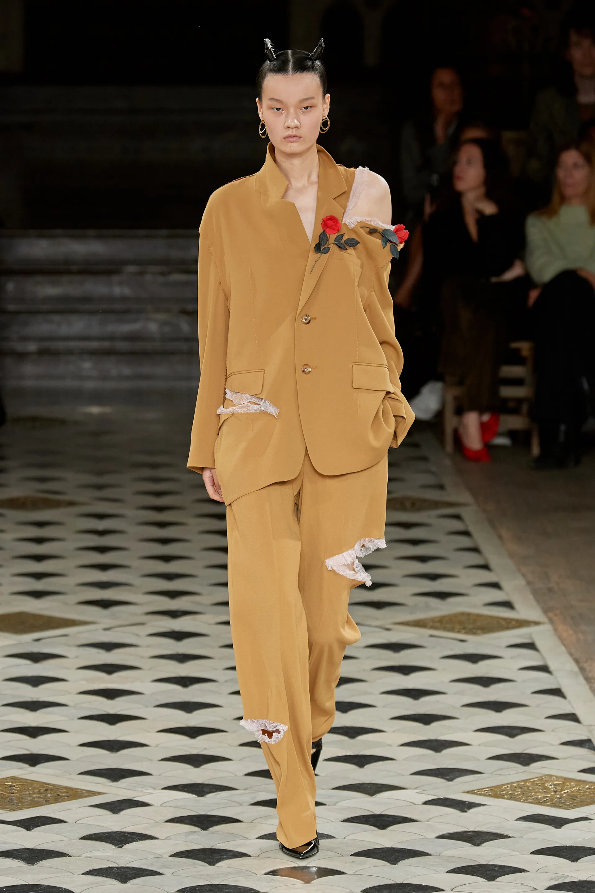 00004-undercover-spring-2023-ready-to-wear-credit-gorunway