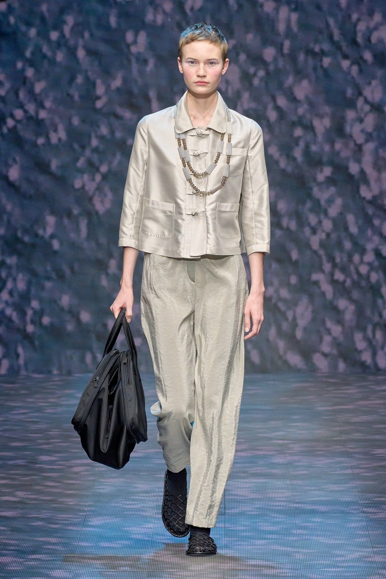 00005-emporio-armani-spring-2023-ready-to-wear-credit-gorunway