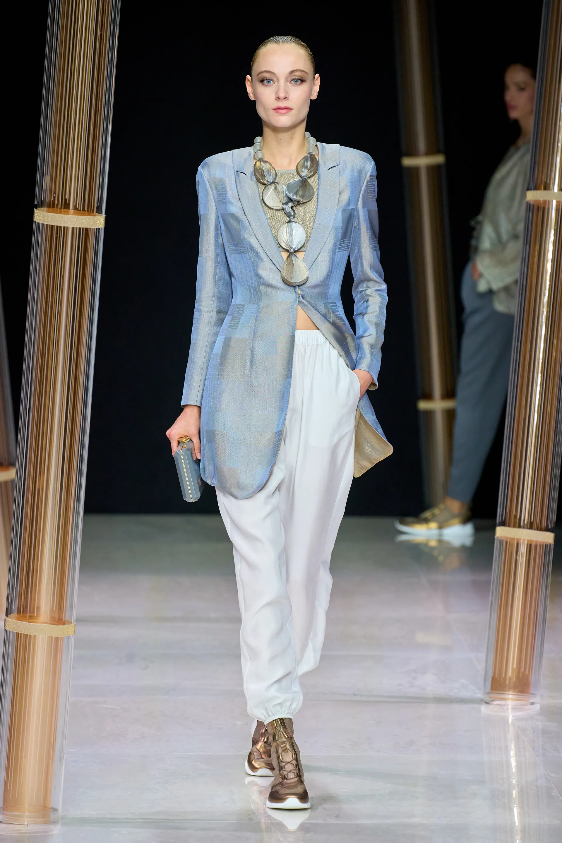 00005-giorgio-armani-spring-2023-ready-to-wear-credit-gorunway