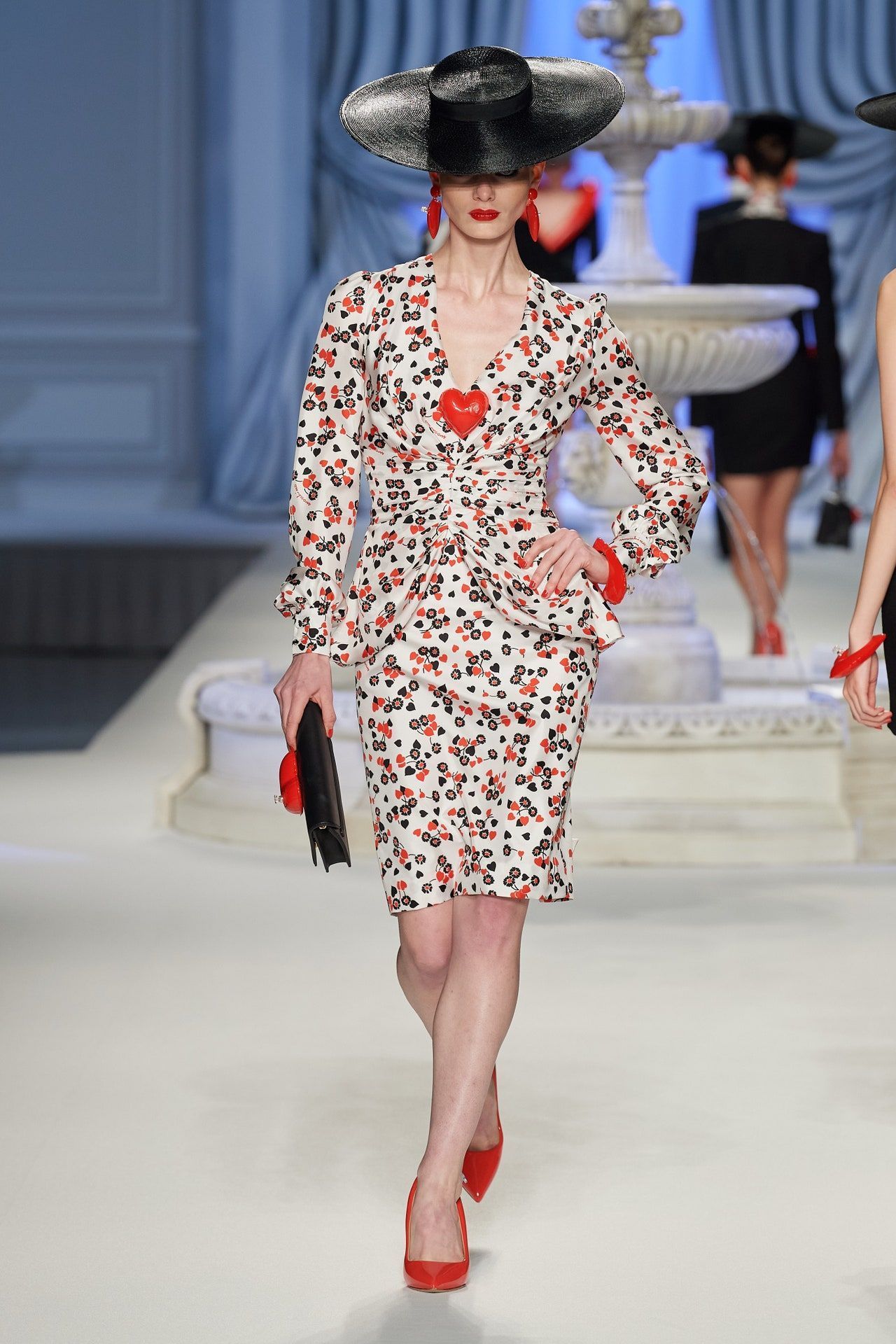 00005-moschino-spring-2023-ready-to-wear-credit-gorunway