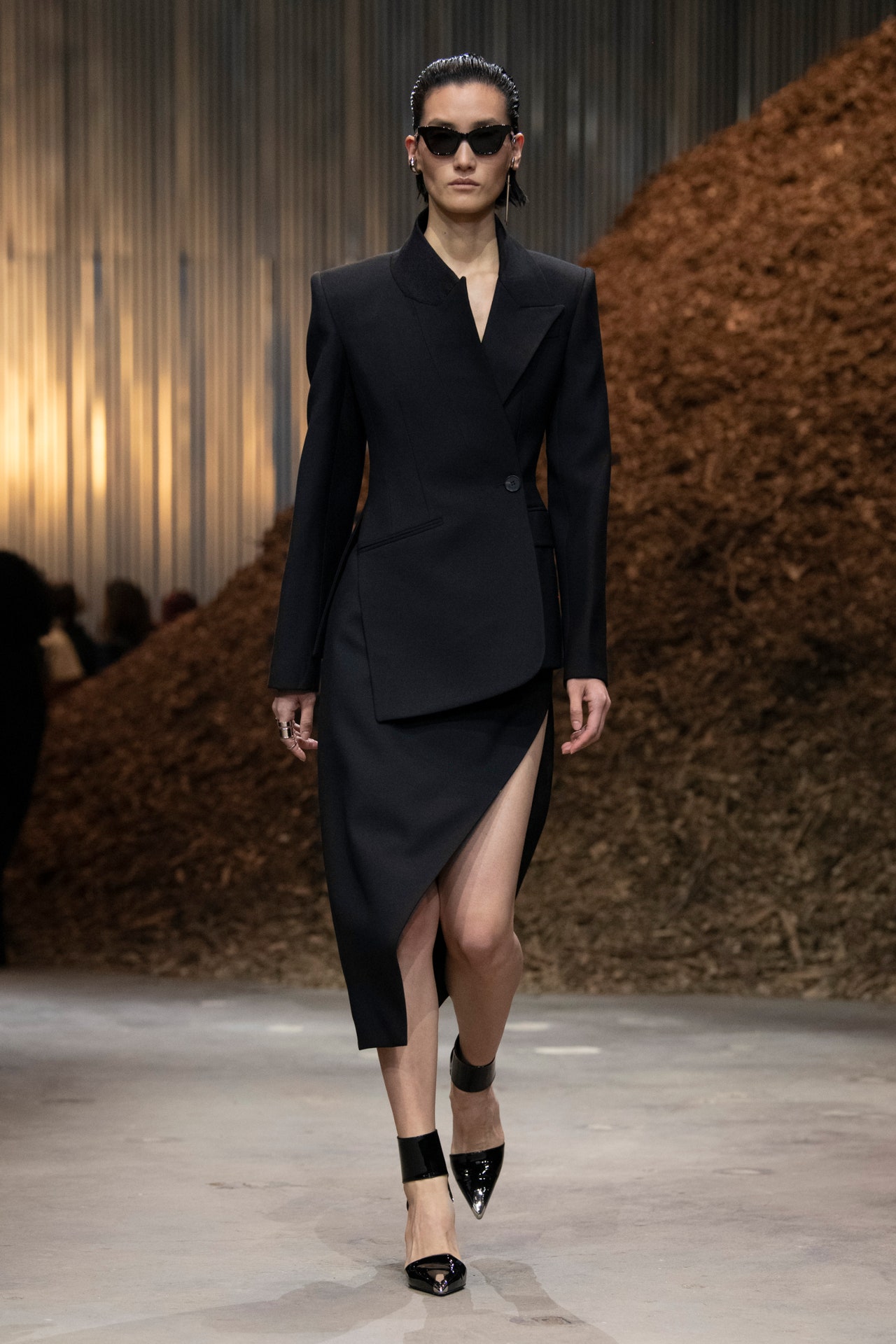 00006-alexander-mcqueen-fall-2022-ready-to-wear-credit-brand-1.jpeg
