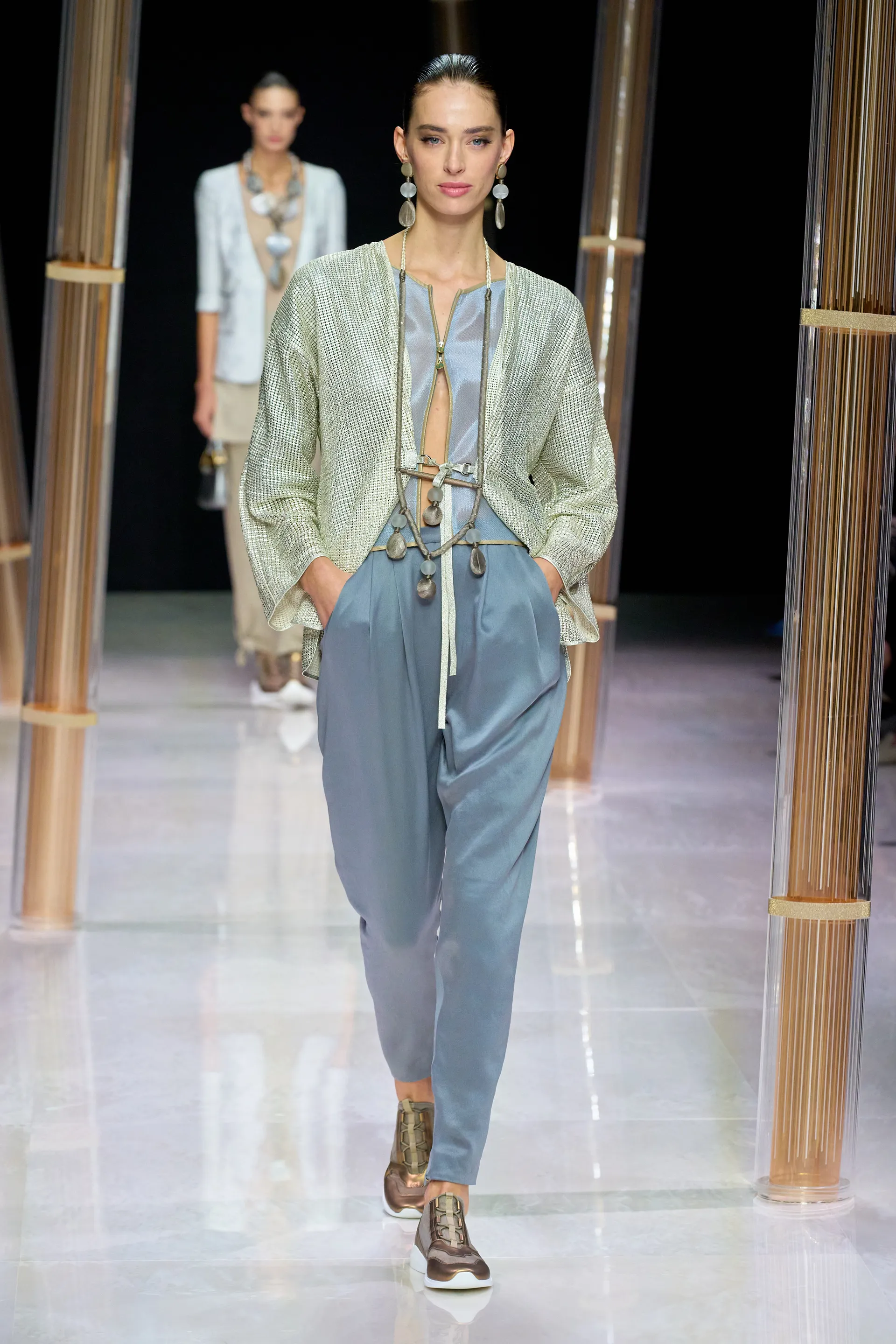 00006-giorgio-armani-spring-2023-ready-to-wear-credit-gorunway