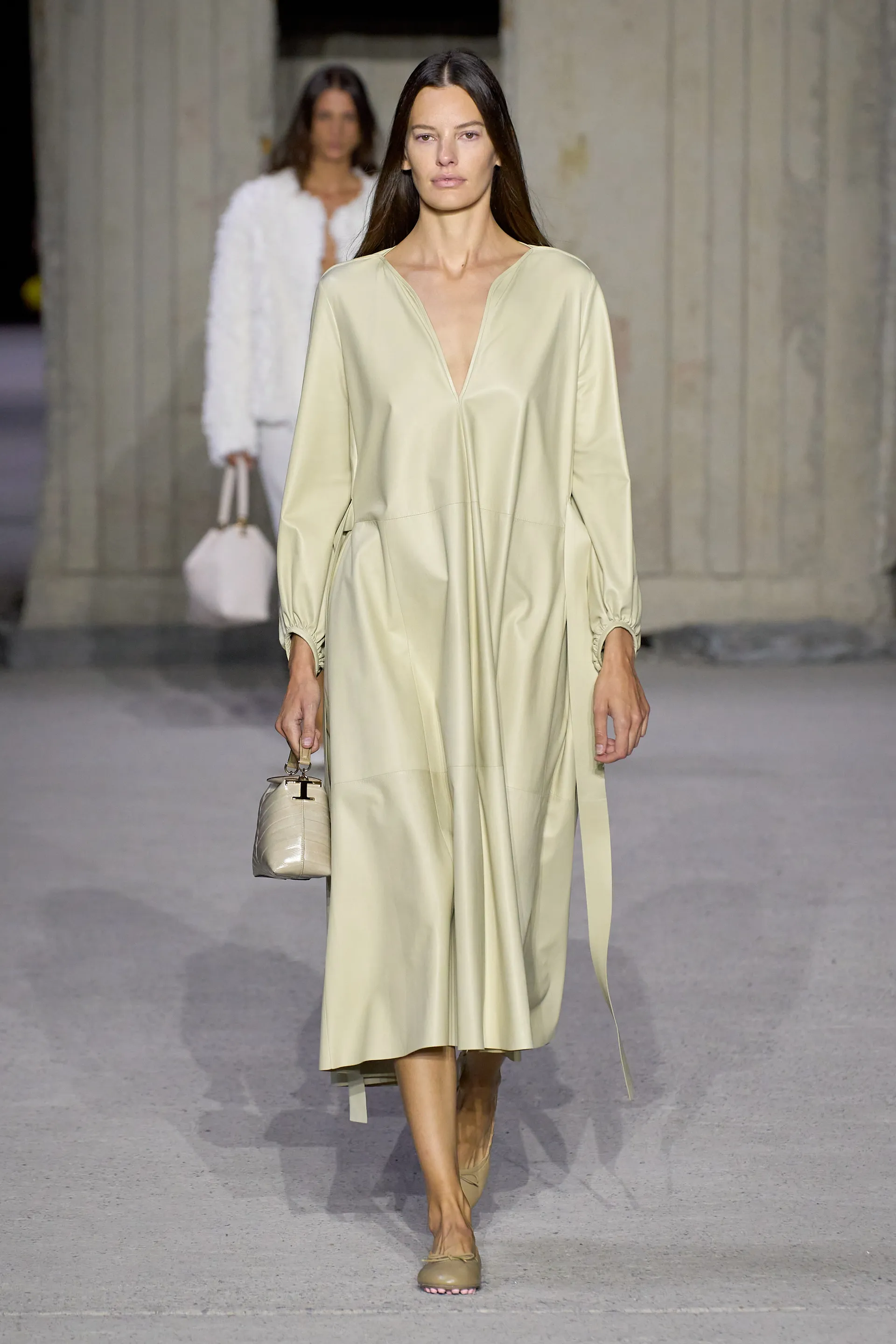 00006-tods-spring-2023-ready-to-wear-credit-gorunway