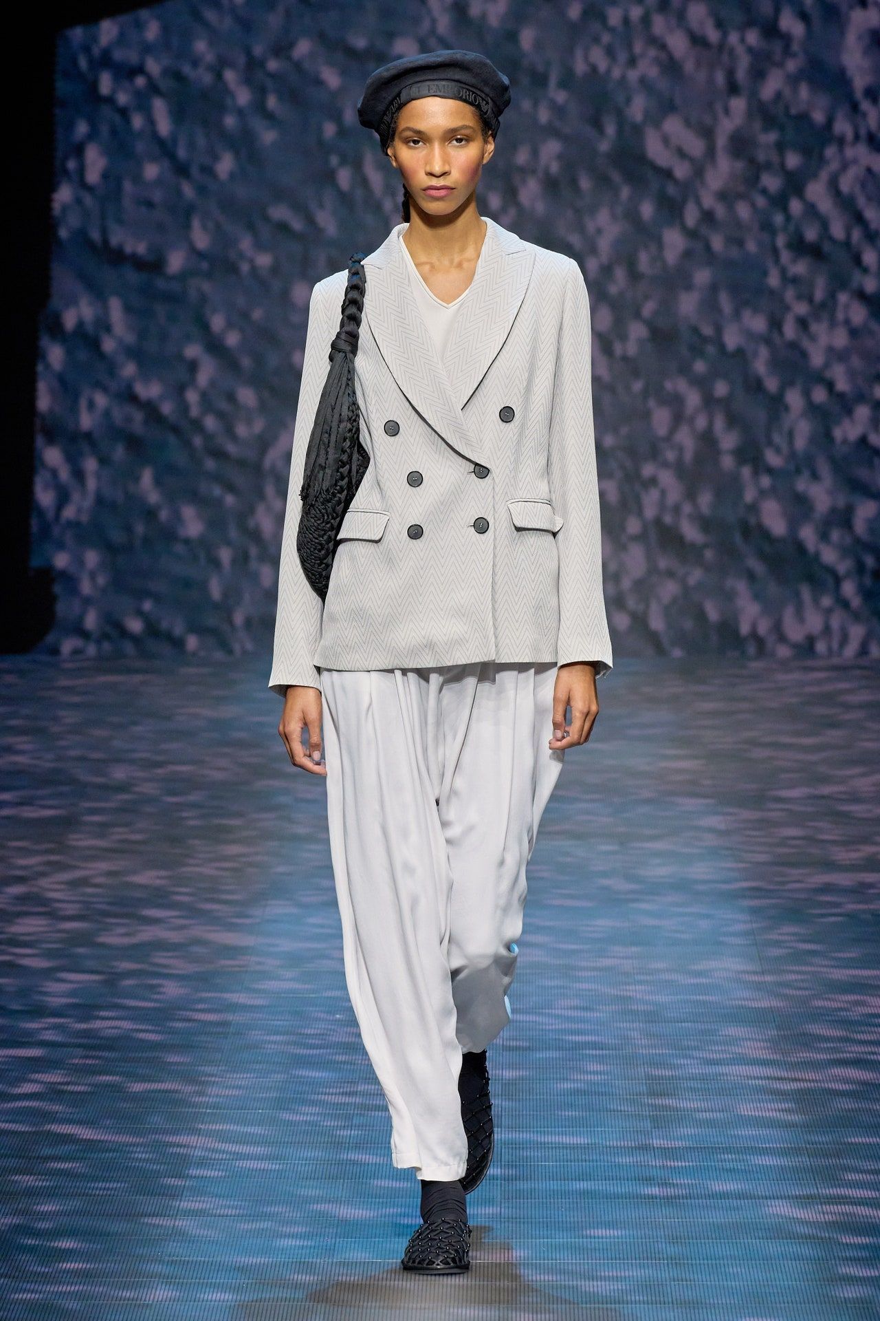 00007-emporio-armani-spring-2023-ready-to-wear-credit-gorunway