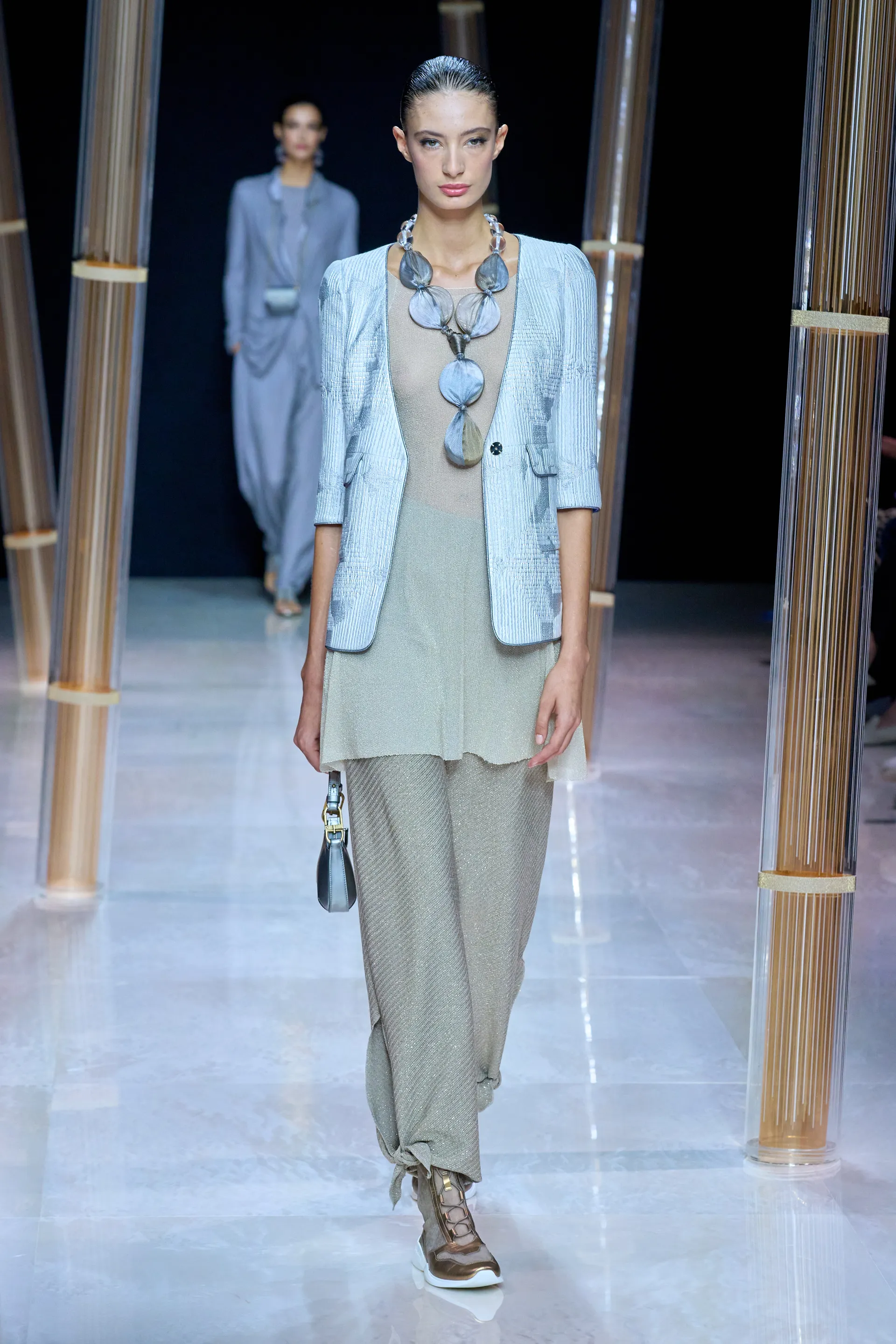 00007-giorgio-armani-spring-2023-ready-to-wear-credit-gorunway