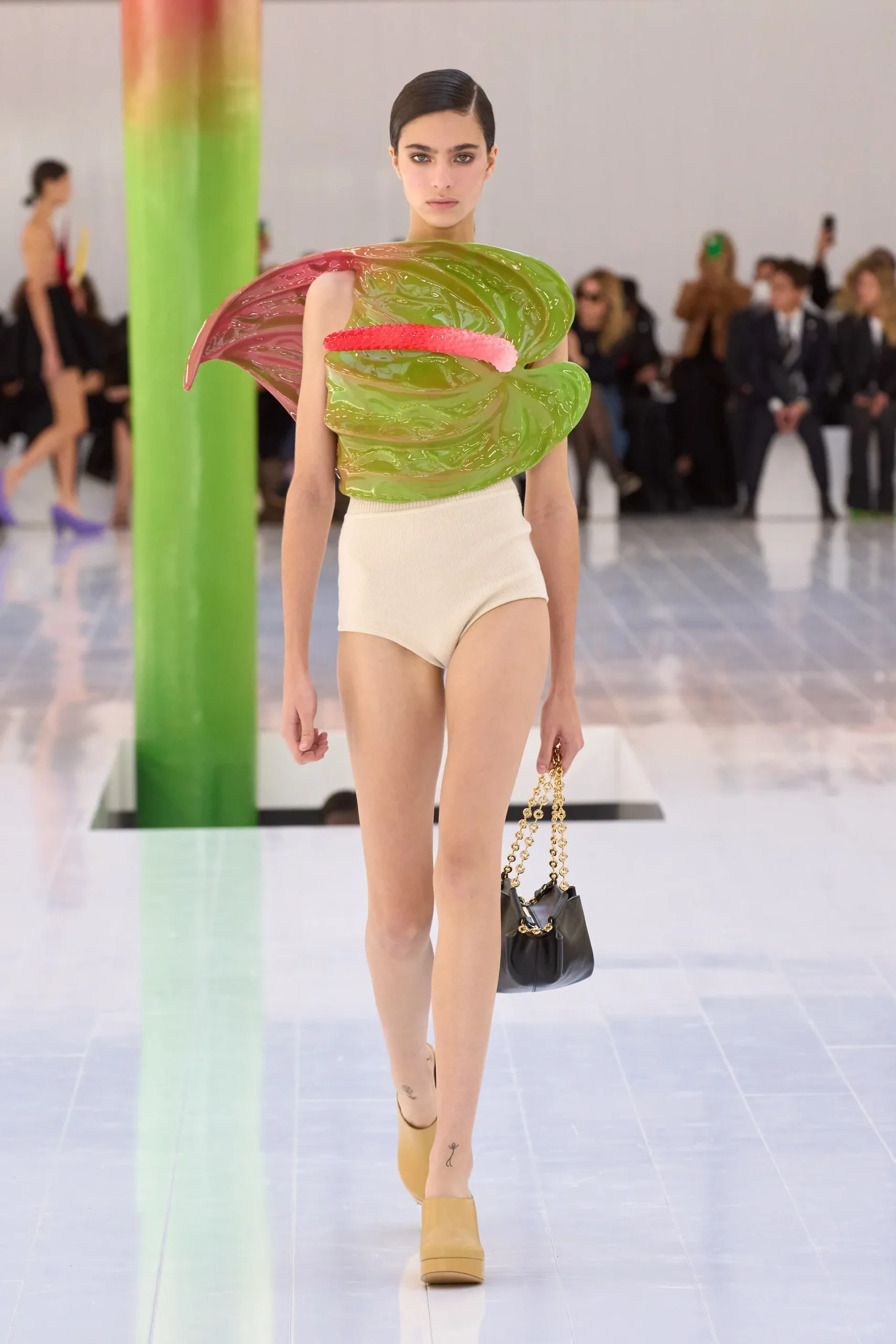 00007-loewe-spring-2023-ready-to-wear-credit-gorunway