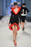 00007-moschino-spring-2023-ready-to-wear-credit-gorunway