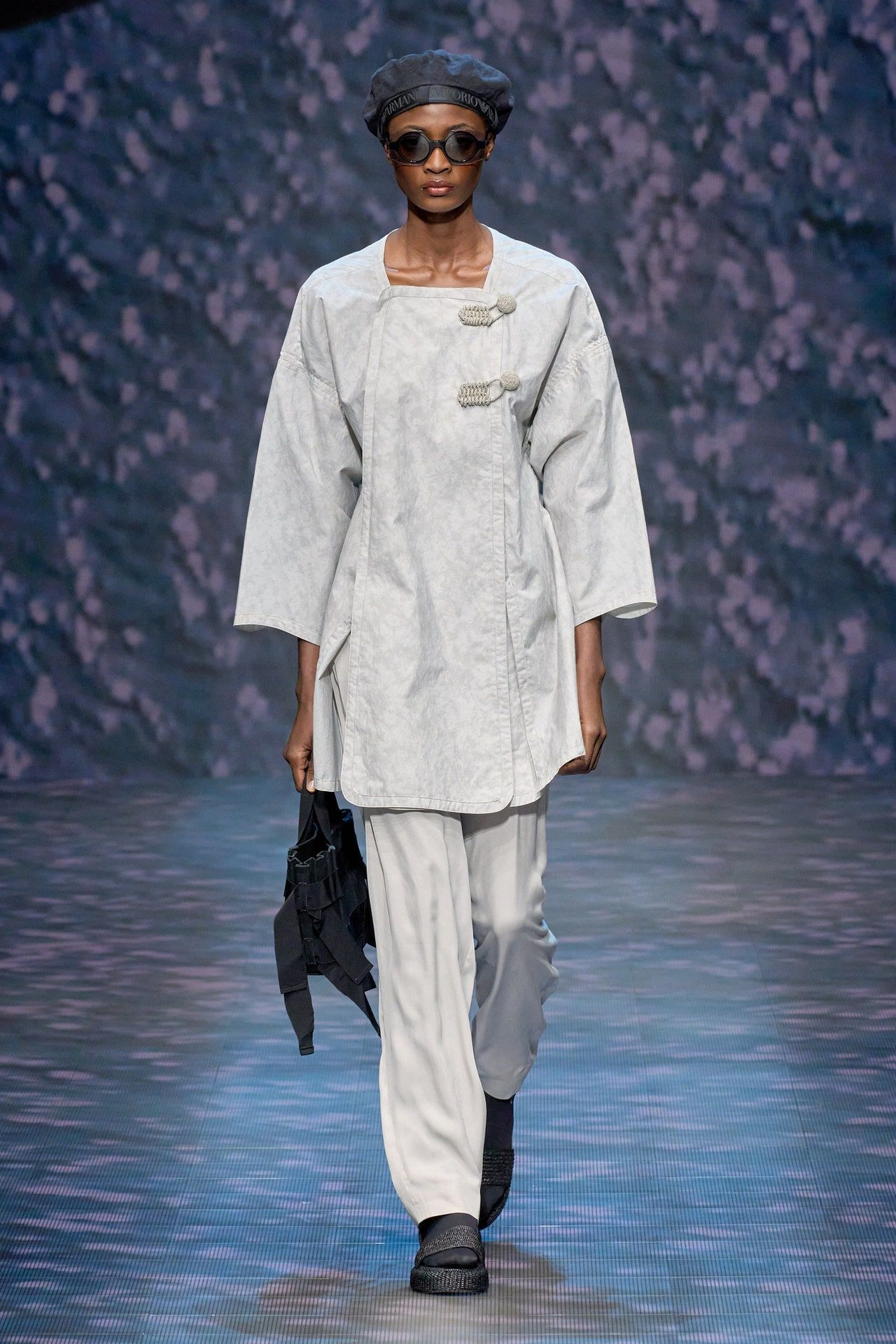 00008-emporio-armani-spring-2023-ready-to-wear-credit-gorunway