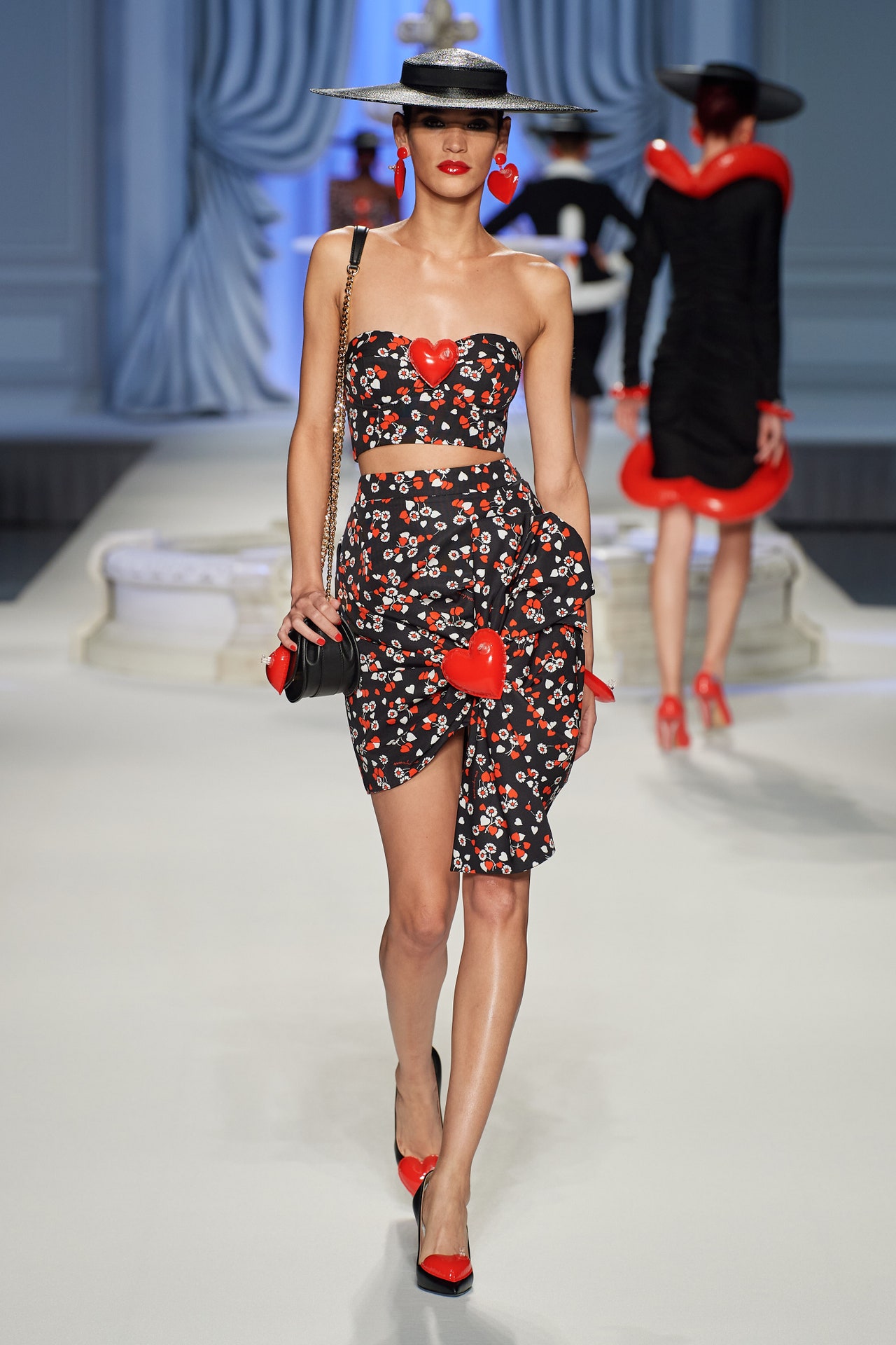 00008-moschino-spring-2023-ready-to-wear-credit-gorunway