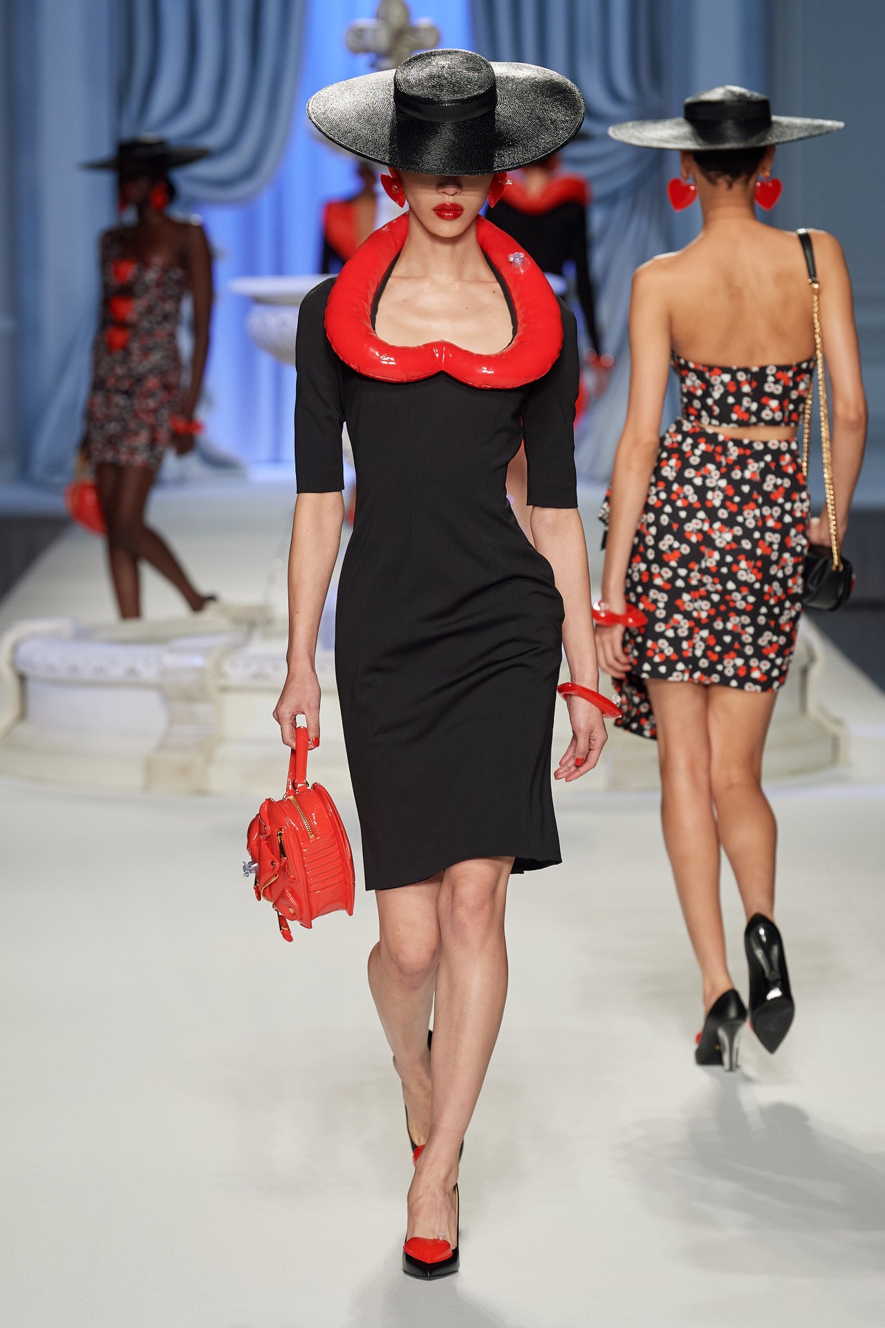 00009-moschino-spring-2023-ready-to-wear-credit-gorunway