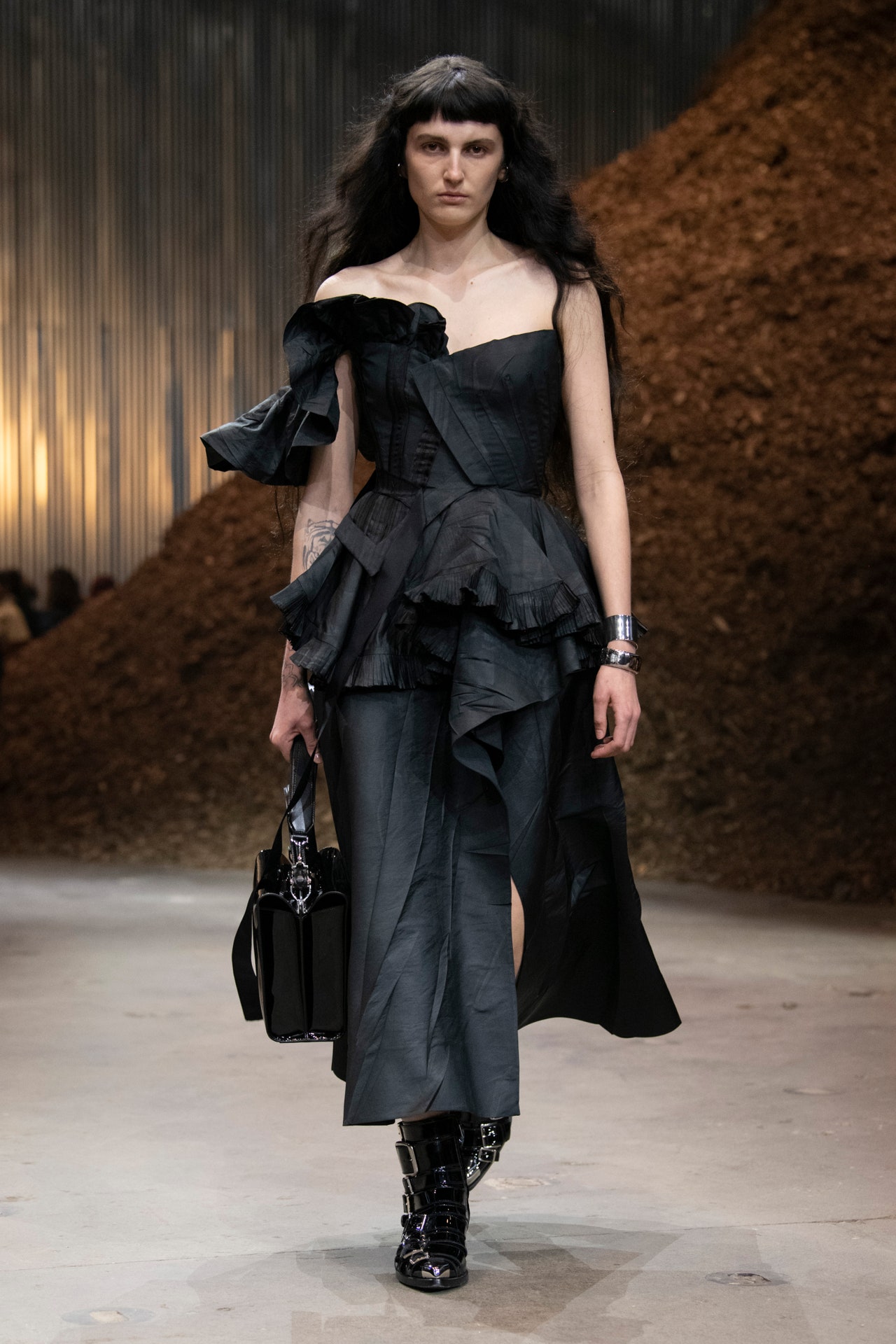 00010-alexander-mcqueen-fall-2022-ready-to-wear-credit-brand-1.jpeg