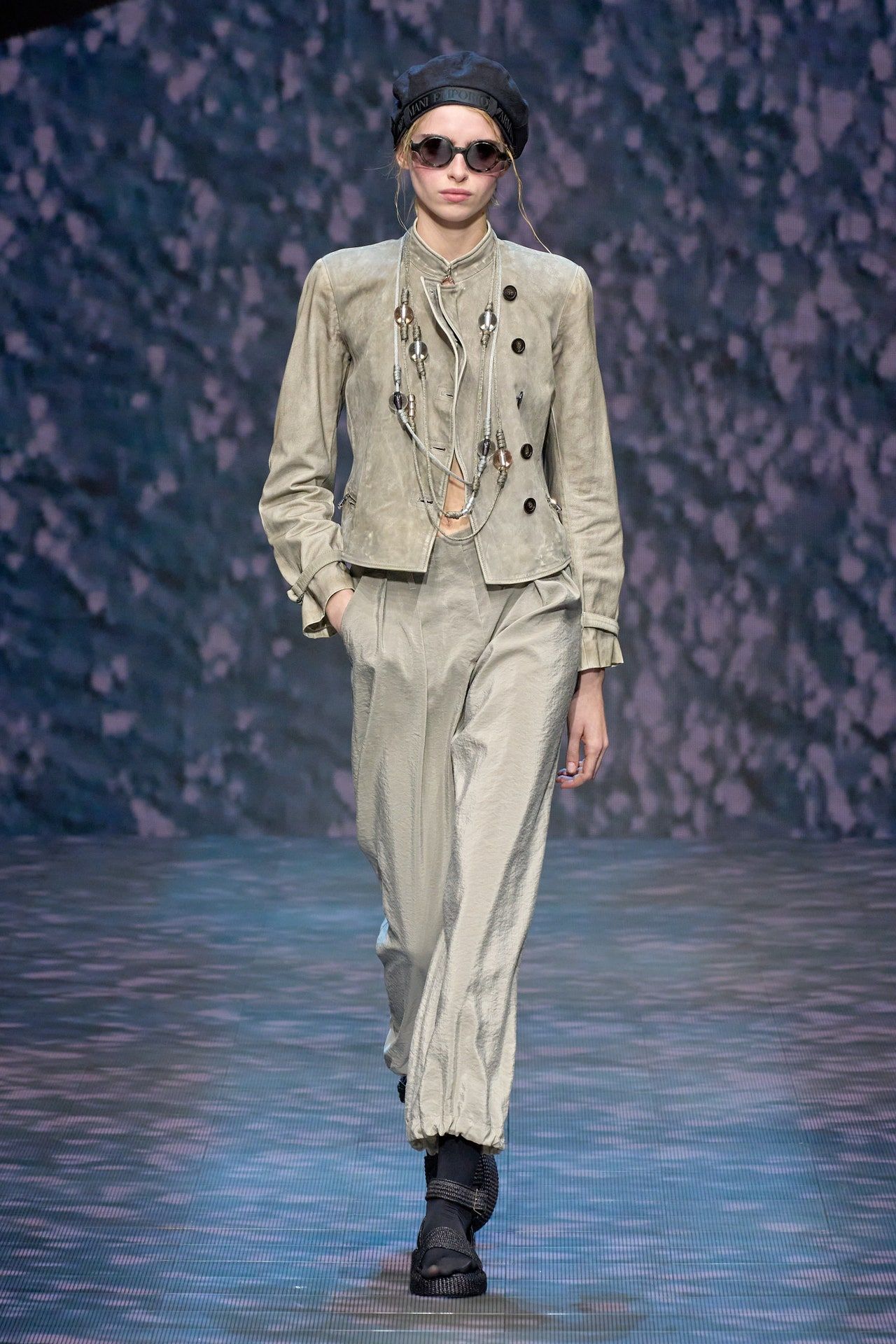 00010-emporio-armani-spring-2023-ready-to-wear-credit-gorunway