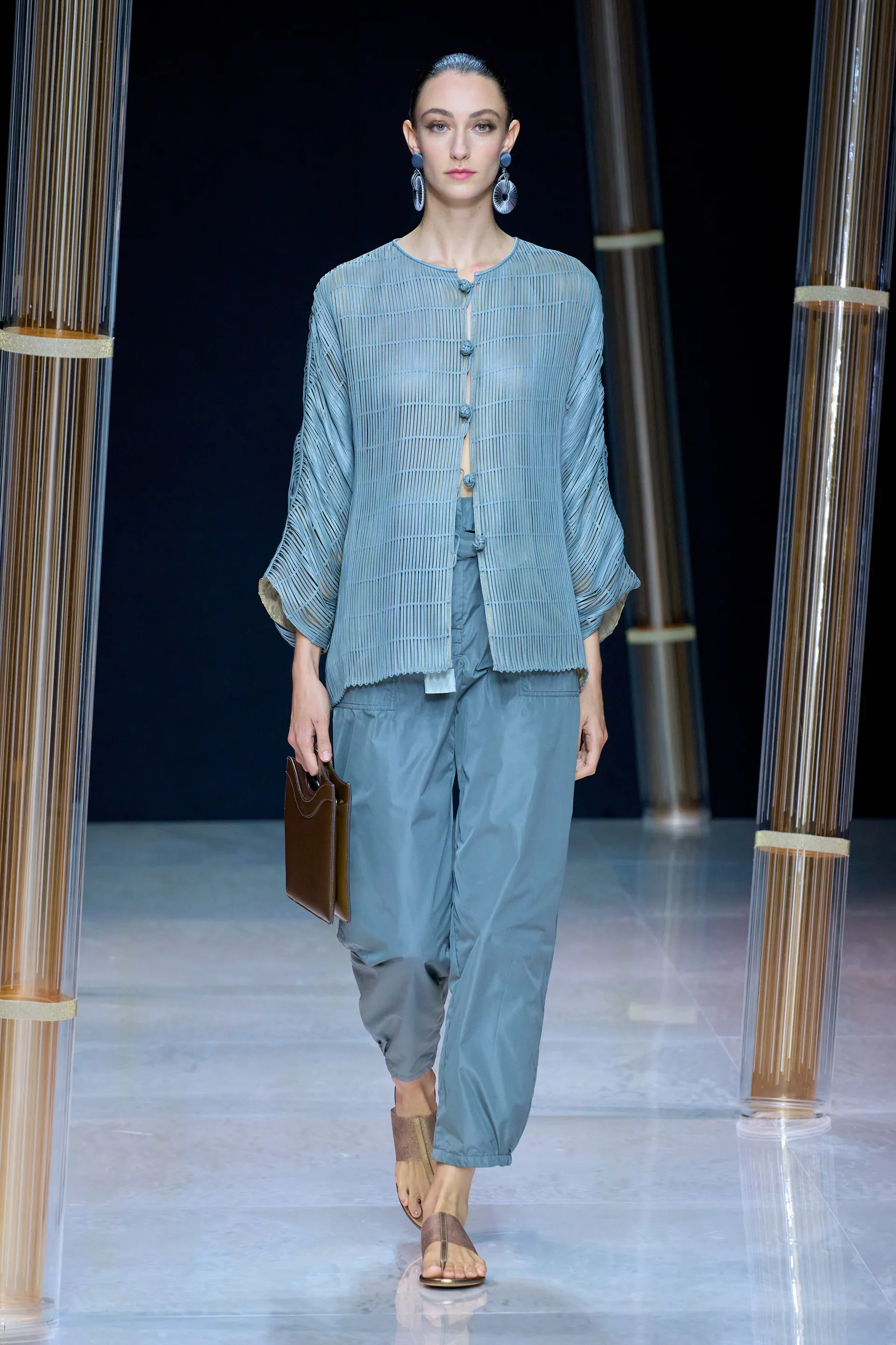 00010-giorgio-armani-spring-2023-ready-to-wear-credit-gorunway