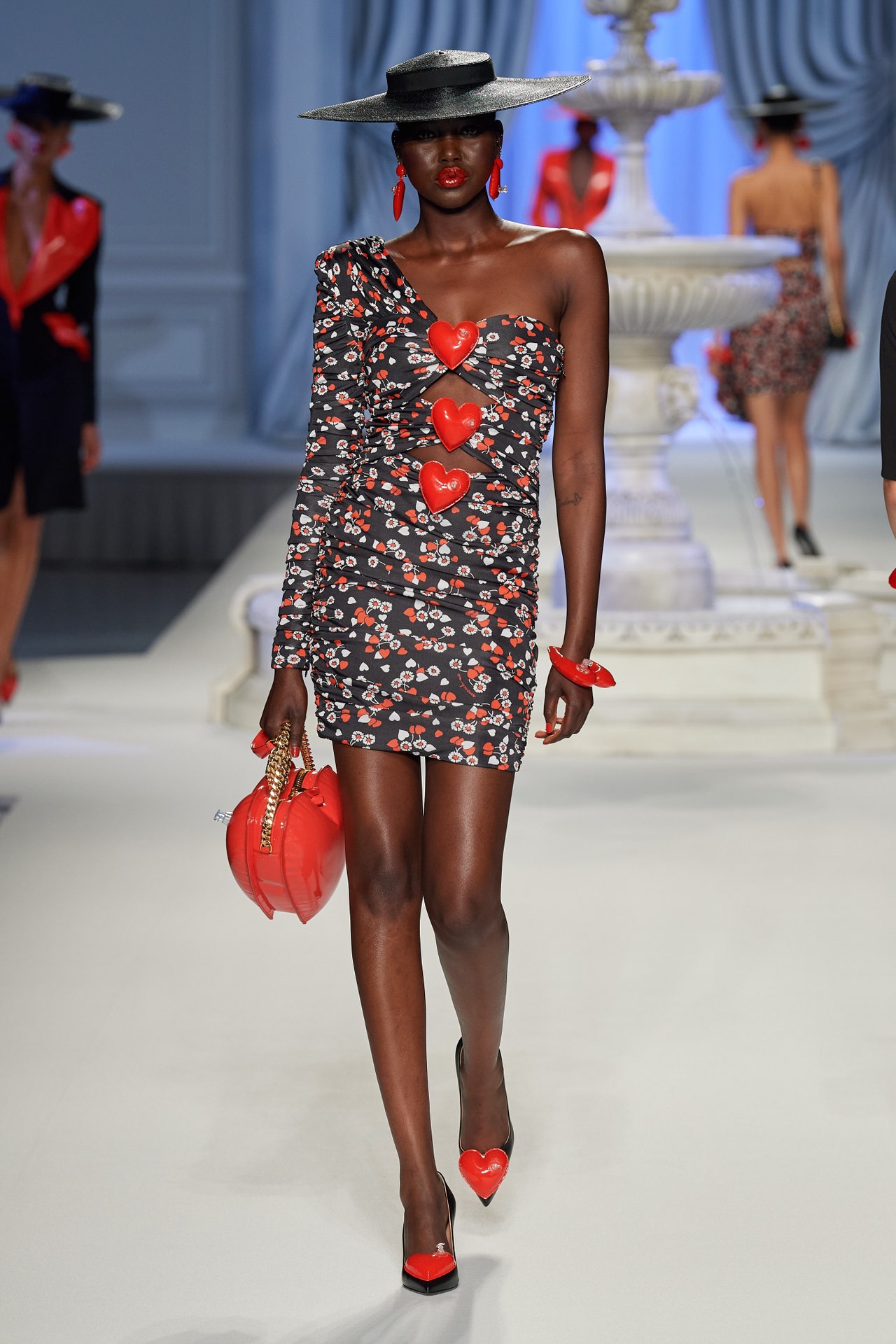 00010-moschino-spring-2023-ready-to-wear-credit-gorunway