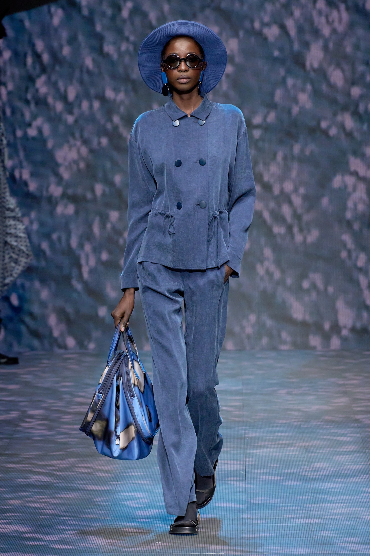 00011-emporio-armani-spring-2023-ready-to-wear-credit-gorunway