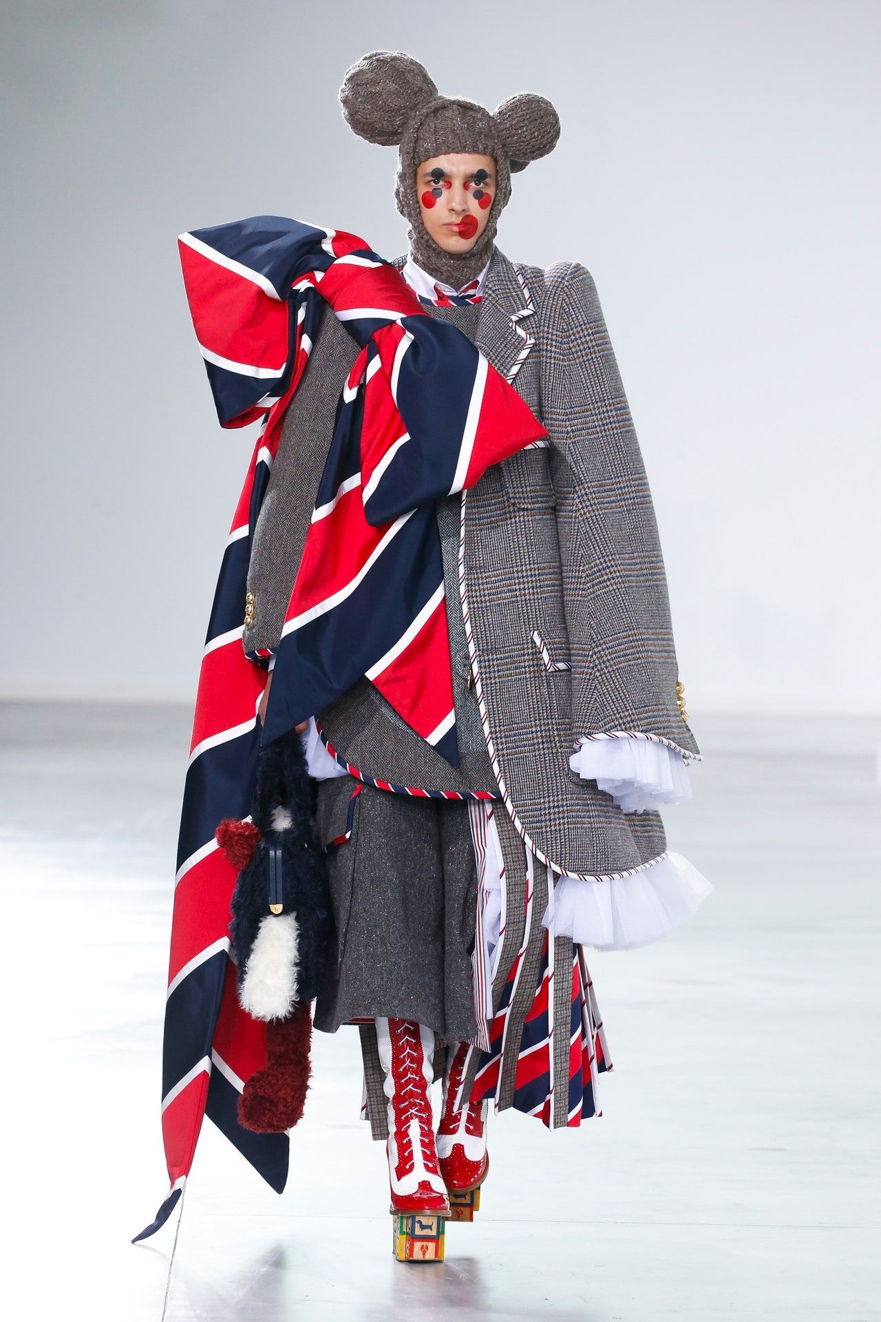 00011-thom-browne-fall-2022-credit-brand-1.jpeg